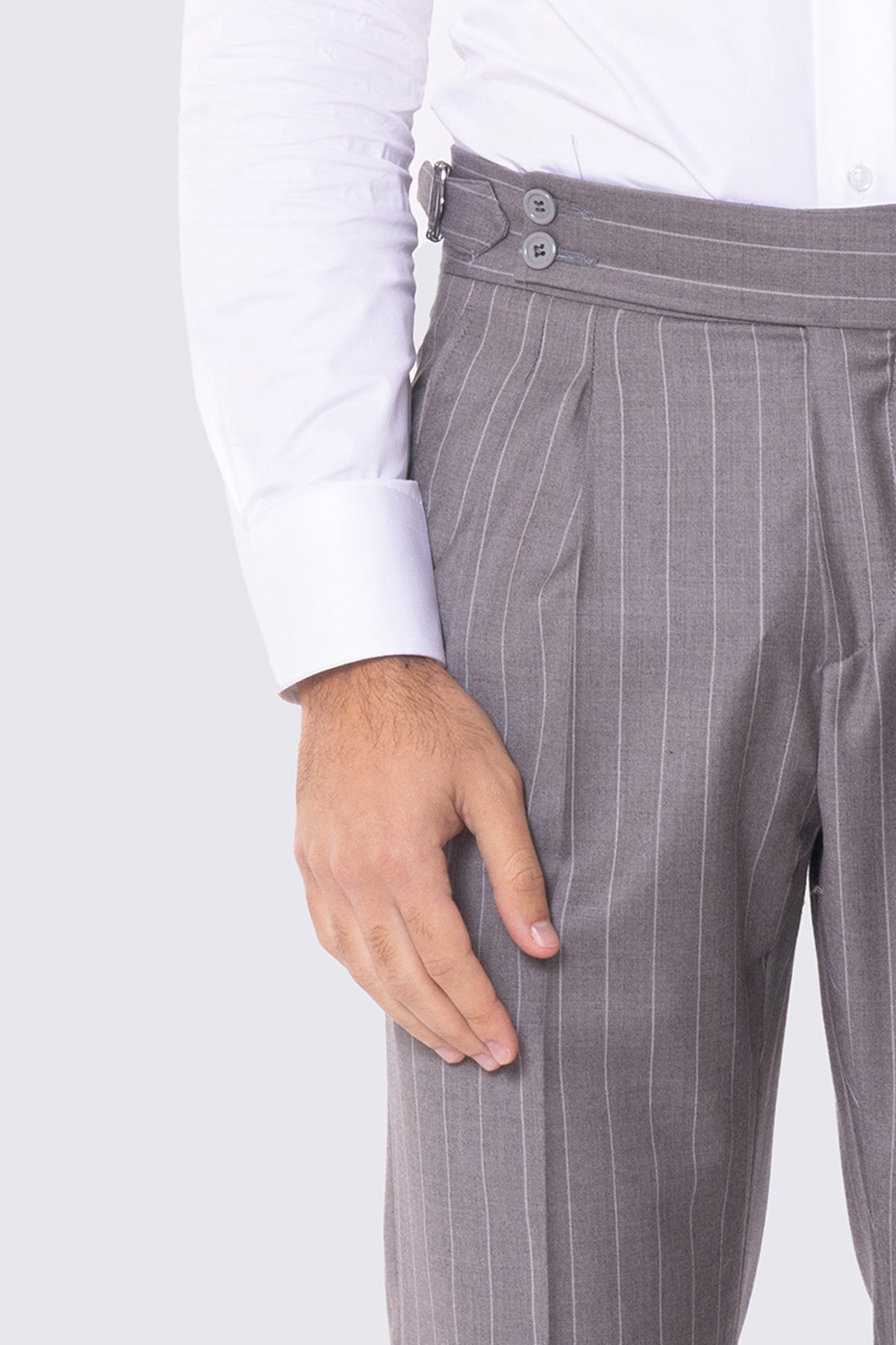 Abito tortora gessato bianco con giacca monopetto con rever a lancia 11cm tasche a filo e pantalone vita alta con fibbie laterali regolabili doppie pinces e risvolto 5cm 100% lana Flanella Carillo Drapers.