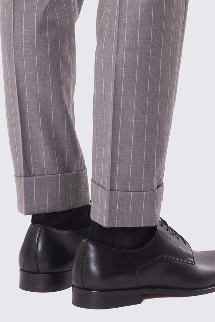 Abito tortora gessato bianco con giacca monopetto con rever a lancia 11cm tasche a filo e pantalone vita alta con fibbie laterali regolabili doppie pinces e risvolto 5cm 100% lana Flanella Carillo Drapers.