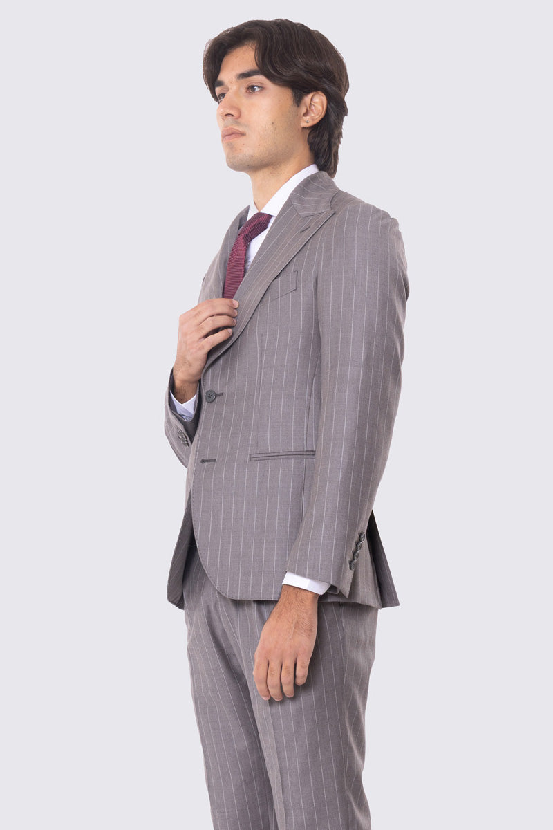 Abito tortora gessato bianco con giacca monopetto con rever a lancia 11cm tasche a filo e pantalone vita alta con fibbie laterali regolabili doppie pinces e risvolto 5cm 100% lana Flanella Carillo Drapers.