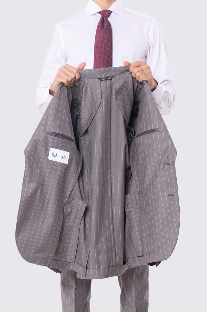 Abito tortora gessato bianco con giacca monopetto con rever a lancia 11cm tasche a filo e pantalone vita alta con fibbie laterali regolabili doppie pinces e risvolto 5cm 100% lana Flanella Carillo Drapers.