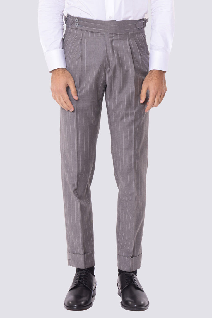 Abito tortora gessato bianco con giacca monopetto con rever a lancia 11cm tasche a filo e pantalone vita alta con fibbie laterali regolabili doppie pinces e risvolto 5cm 100% lana Flanella Carillo Drapers.