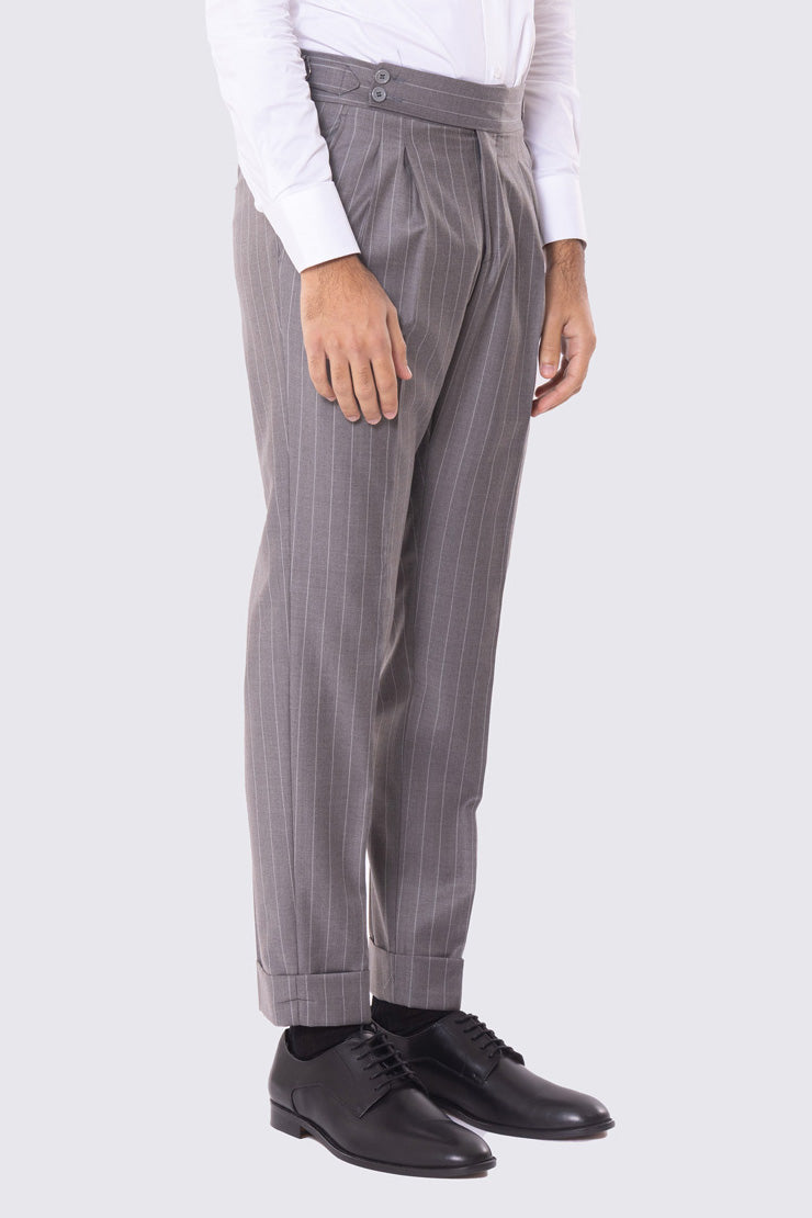 Abito tortora gessato bianco con giacca monopetto con rever a lancia 11cm tasche a filo e pantalone vita alta con fibbie laterali regolabili doppie pinces e risvolto 5cm 100% lana Flanella Carillo Drapers.
