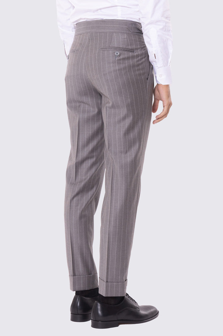 Abito tortora gessato bianco con giacca monopetto con rever a lancia 11cm tasche a filo e pantalone vita alta con fibbie laterali regolabili doppie pinces e risvolto 5cm 100% lana Flanella Carillo Drapers.