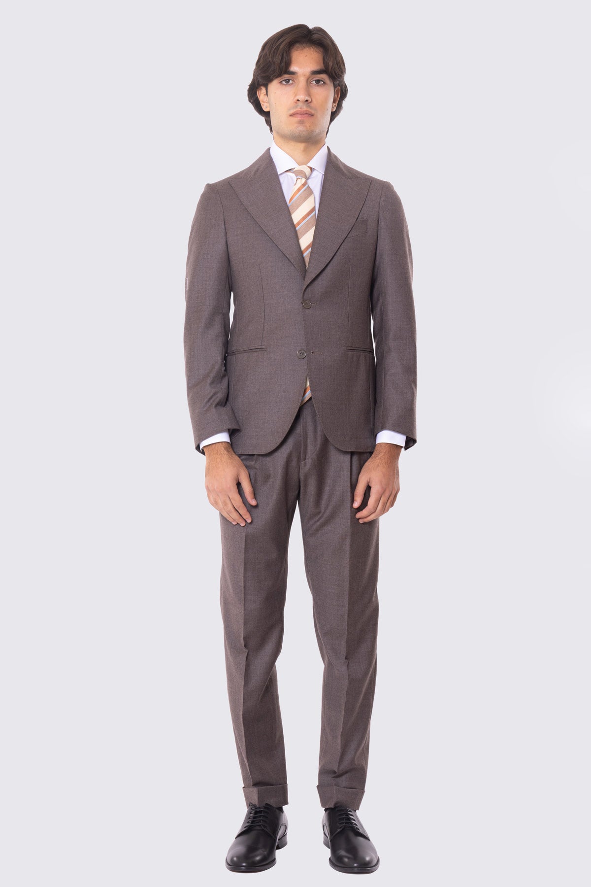 Abito marrone con giacca monopetto con rever a lancia tasche a filo e pantalone vita alta con fibbie laterali regolabili doppie pinces e risvolto 5cm 100% lana Flanella Carillo Drapers