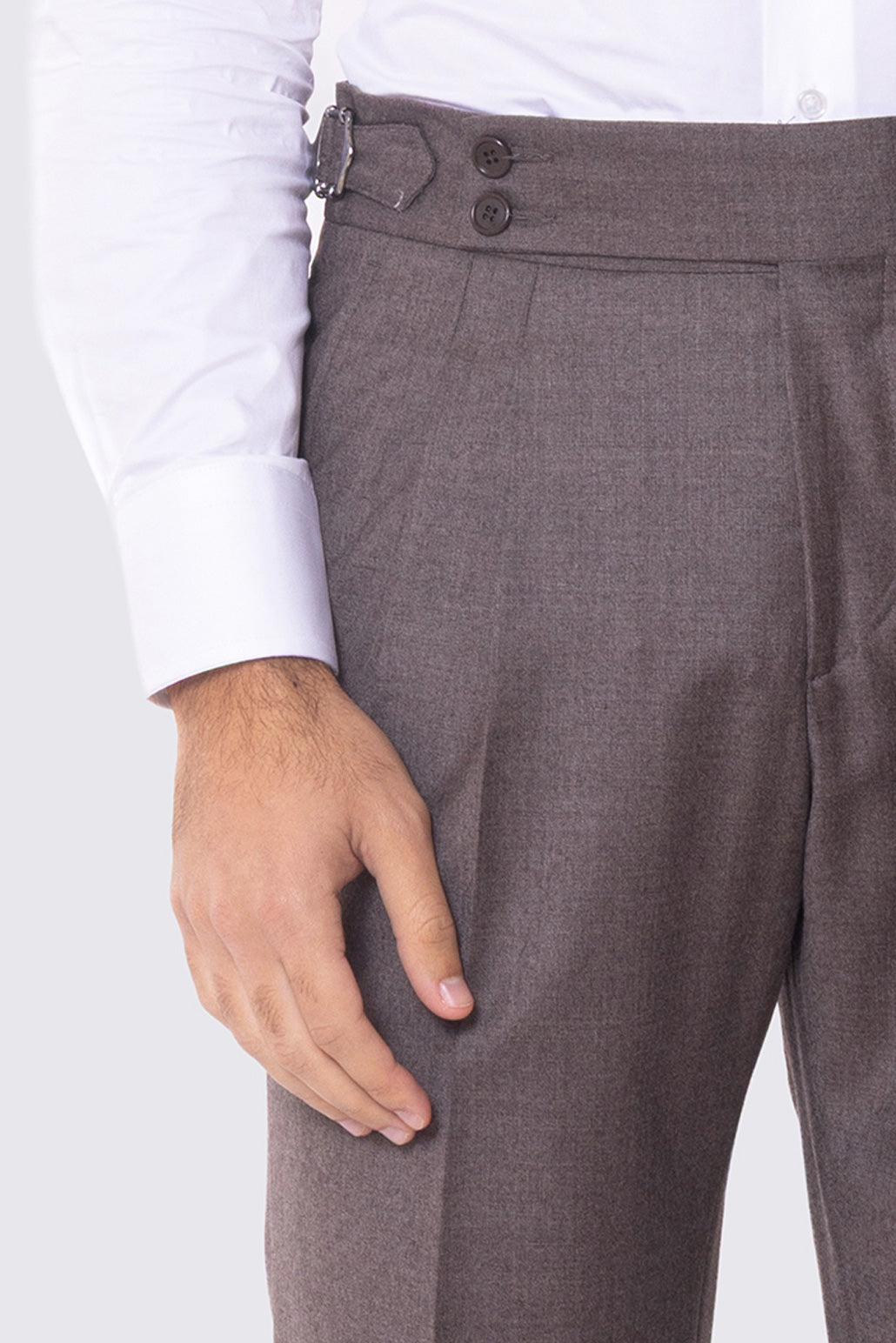 Abito marrone con giacca monopetto con rever a lancia tasche a filo e pantalone vita alta con fibbie laterali regolabili doppie pinces e risvolto 5cm 100% lana Flanella Carillo Drapers
