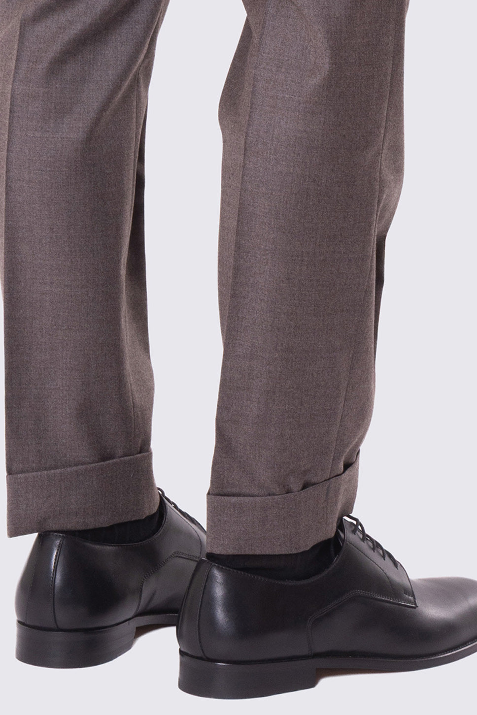 Abito marrone con giacca monopetto con rever a lancia tasche a filo e pantalone vita alta con fibbie laterali regolabili doppie pinces e risvolto 5cm 100% lana Flanella Carillo Drapers