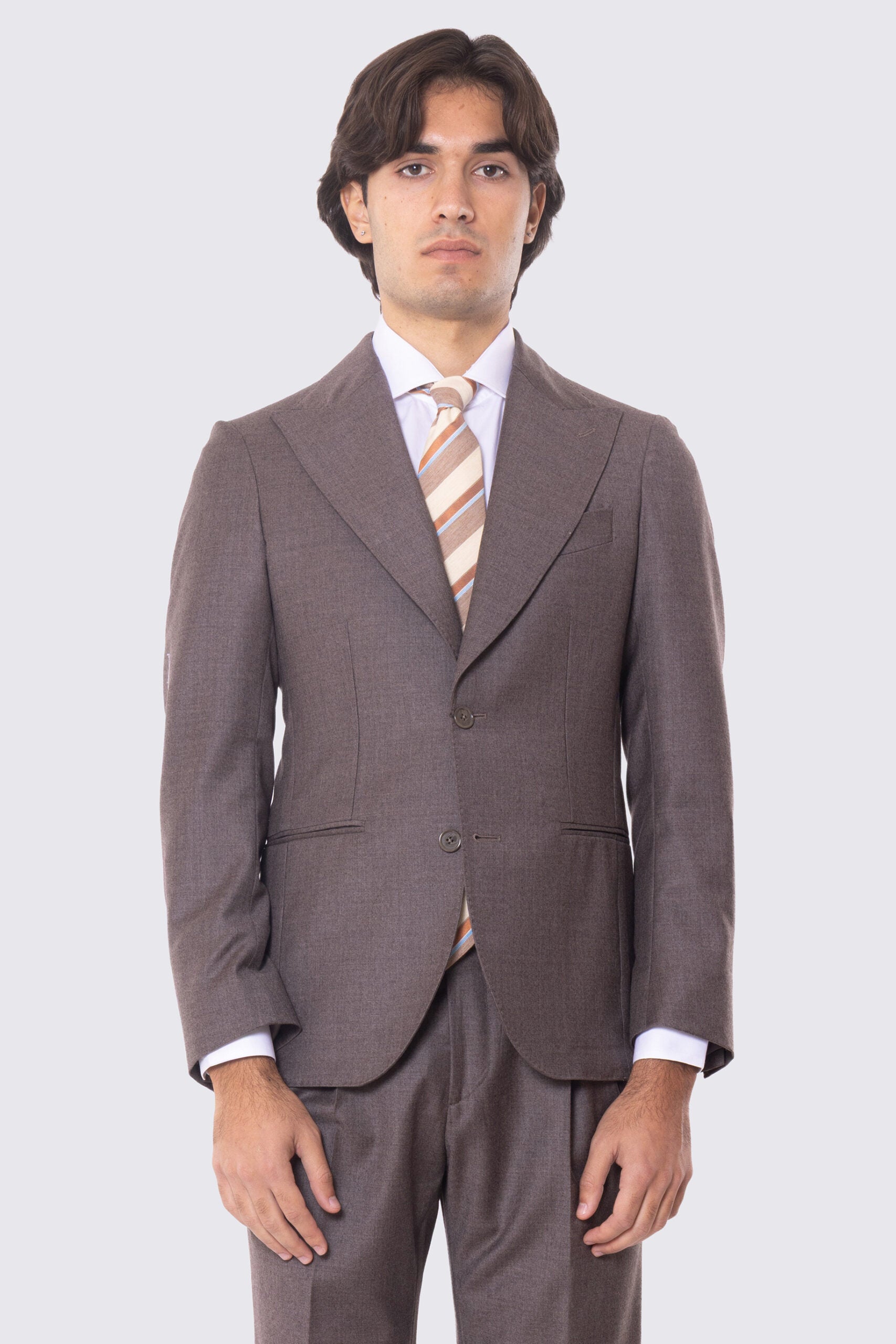 Abito marrone con giacca monopetto con rever a lancia tasche a filo e pantalone vita alta con fibbie laterali regolabili doppie pinces e risvolto 5cm 100% lana Flanella Carillo Drapers