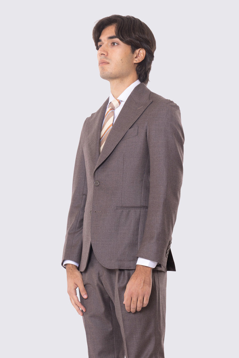 Abito marrone con giacca monopetto con rever a lancia tasche a filo e pantalone vita alta con fibbie laterali regolabili doppie pinces e risvolto 5cm 100% lana Flanella Carillo Drapers