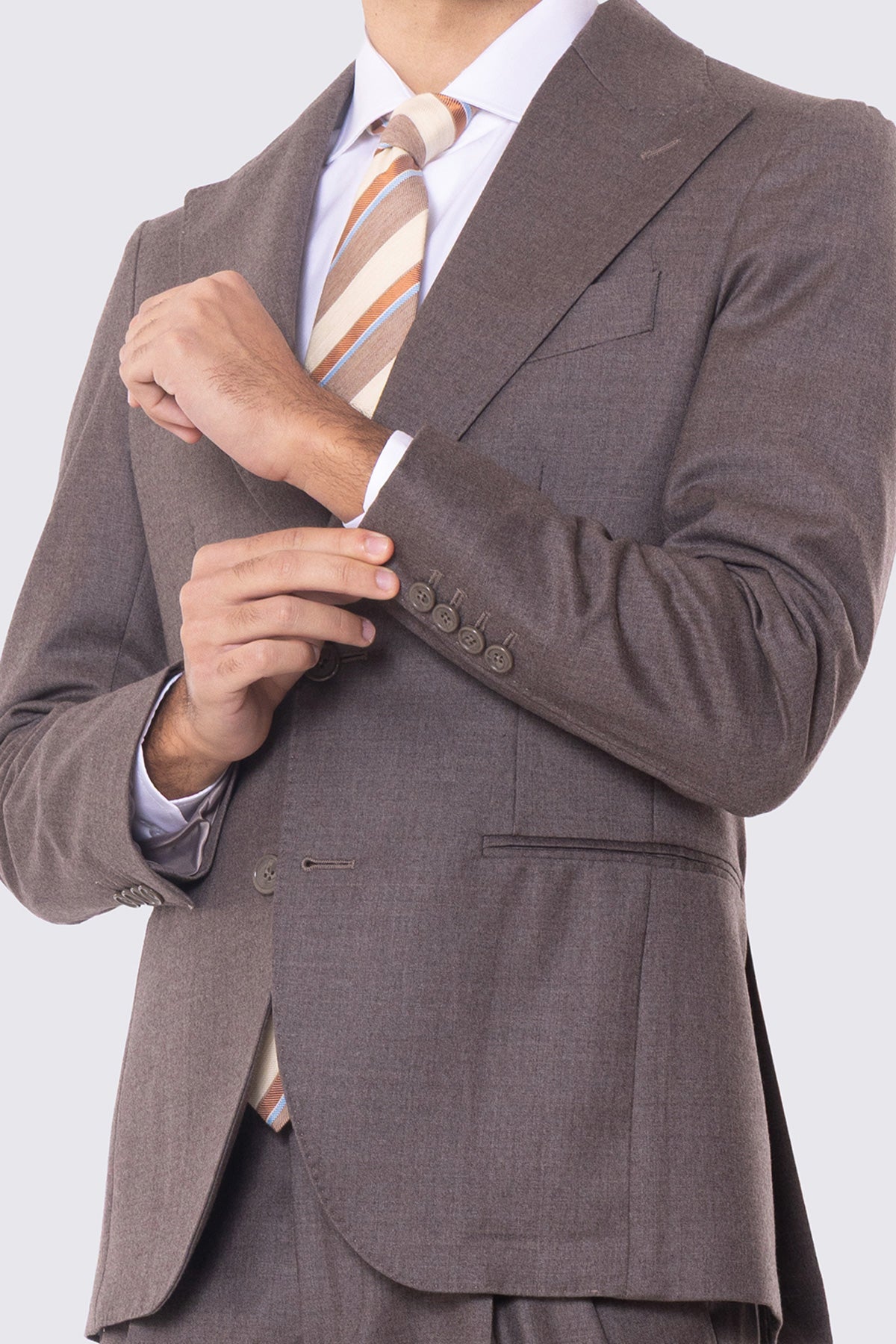 Abito marrone con giacca monopetto con rever a lancia tasche a filo e pantalone vita alta con fibbie laterali regolabili doppie pinces e risvolto 5cm 100% lana Flanella Carillo Drapers