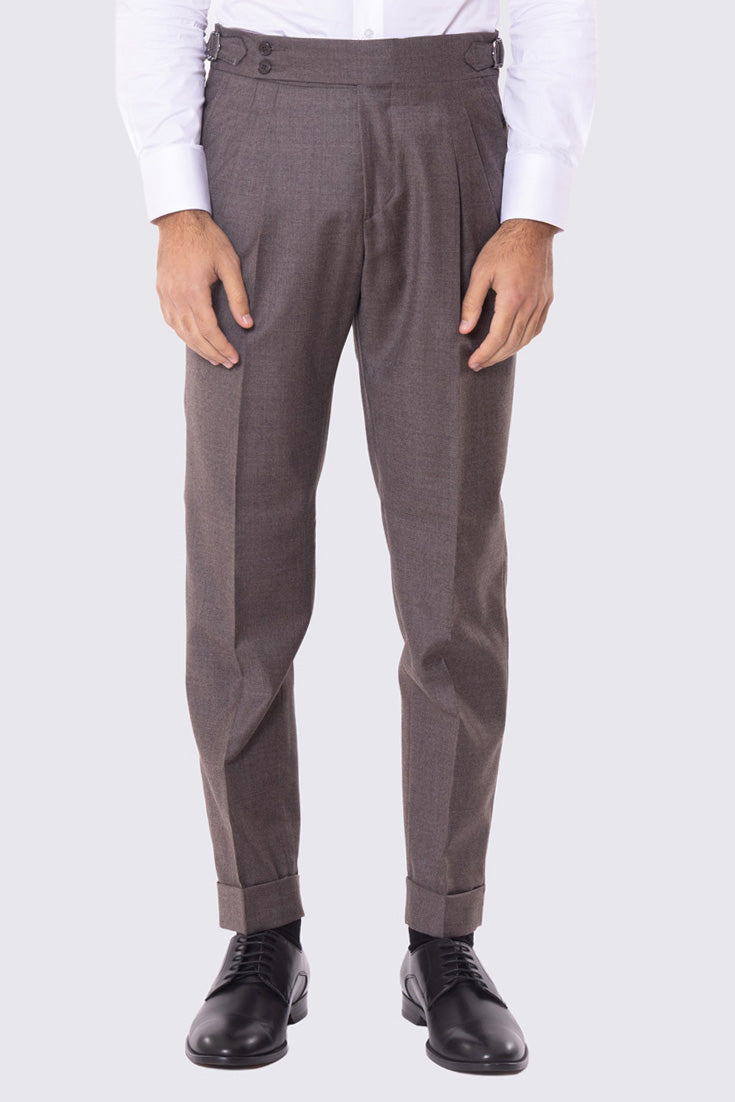 Abito marrone con giacca monopetto con rever a lancia tasche a filo e pantalone vita alta con fibbie laterali regolabili doppie pinces e risvolto 5cm 100% lana Flanella Carillo Drapers