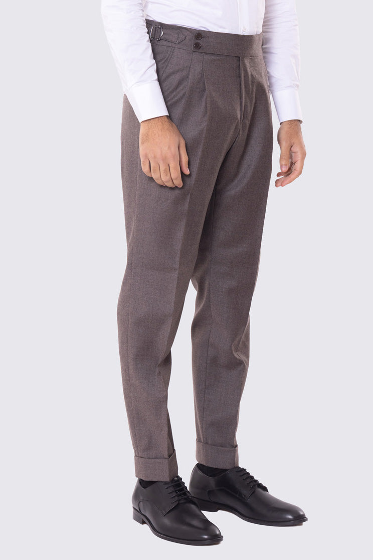 Abito marrone con giacca monopetto con rever a lancia tasche a filo e pantalone vita alta con fibbie laterali regolabili doppie pinces e risvolto 5cm 100% lana Flanella Carillo Drapers