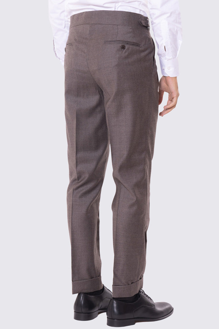 Abito marrone con giacca monopetto con rever a lancia tasche a filo e pantalone vita alta con fibbie laterali regolabili doppie pinces e risvolto 5cm 100% lana Flanella Carillo Drapers