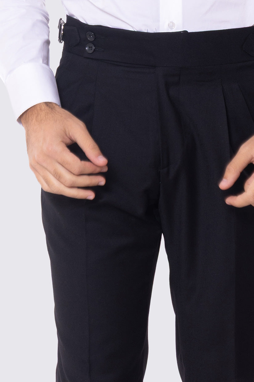 Abito nero con giacca monopetto rever a lancia tasche a filo e pantalone vita alta con fibbie laterali regolabili doppie pinces e risvolto 5cm 100% lana Flanella Carillo Drapers