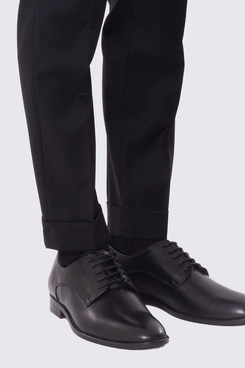 Abito nero con giacca monopetto rever a lancia tasche a filo e pantalone vita alta con fibbie laterali regolabili doppie pinces e risvolto 5cm 100% lana Flanella Carillo Drapers