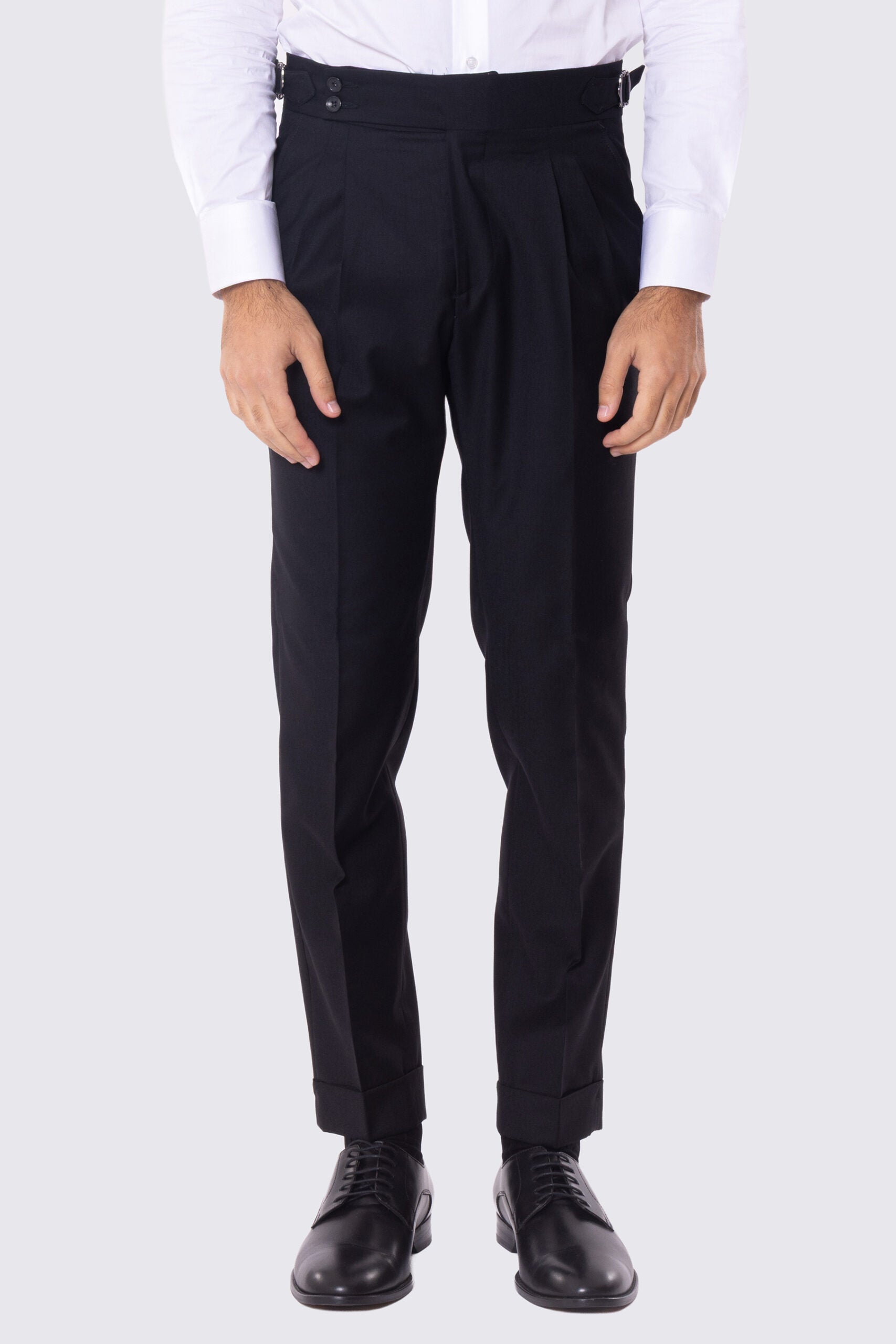 Abito nero con giacca monopetto rever a lancia tasche a filo e pantalone vita alta con fibbie laterali regolabili doppie pinces e risvolto 5cm 100% lana Flanella Carillo Drapers