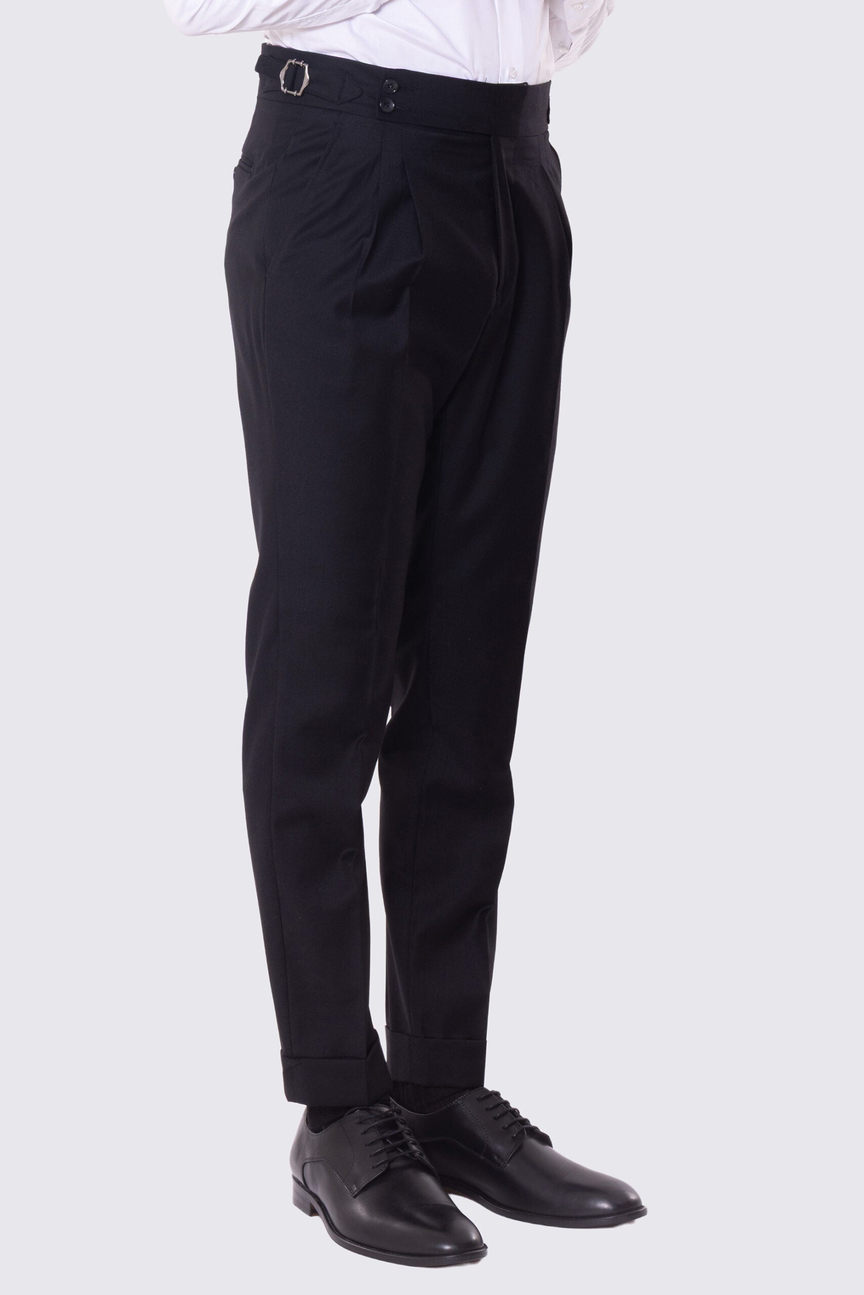 Abito nero con giacca monopetto rever a lancia tasche a filo e pantalone vita alta con fibbie laterali regolabili doppie pinces e risvolto 5cm 100% lana Flanella Carillo Drapers