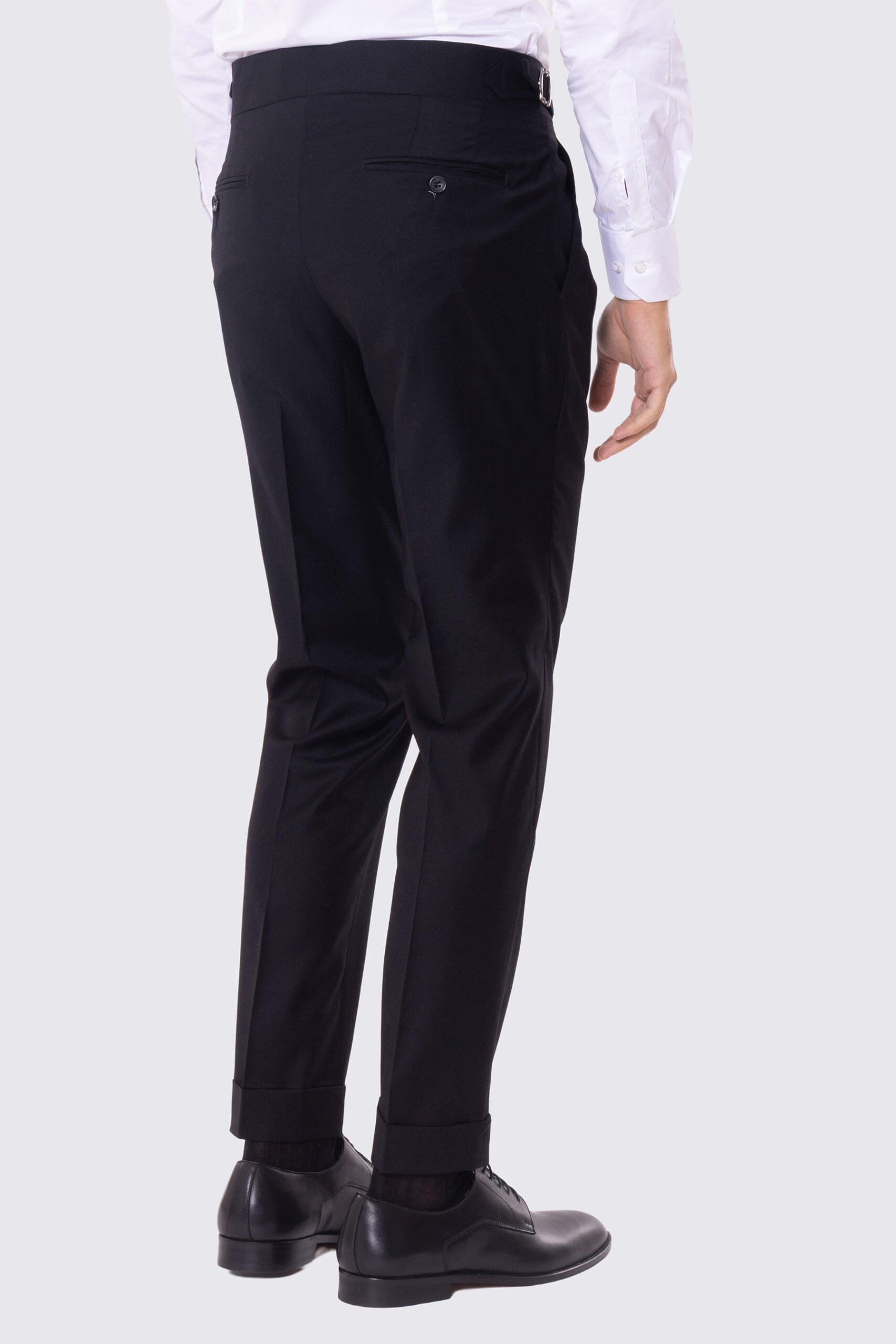 Abito nero con giacca monopetto rever a lancia tasche a filo e pantalone vita alta con fibbie laterali regolabili doppie pinces e risvolto 5cm 100% lana Flanella Carillo Drapers
