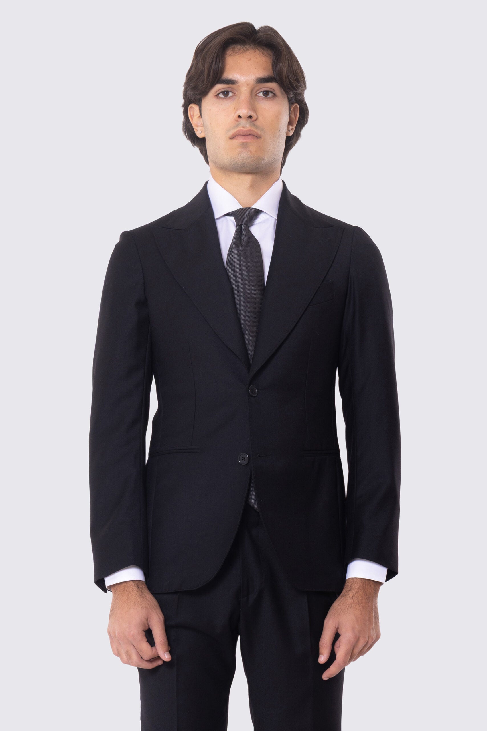 Abito nero con giacca monopetto rever a lancia tasche a filo e pantalone vita alta con fibbie laterali regolabili doppie pinces e risvolto 5cm 100% lana Flanella Carillo Drapers
