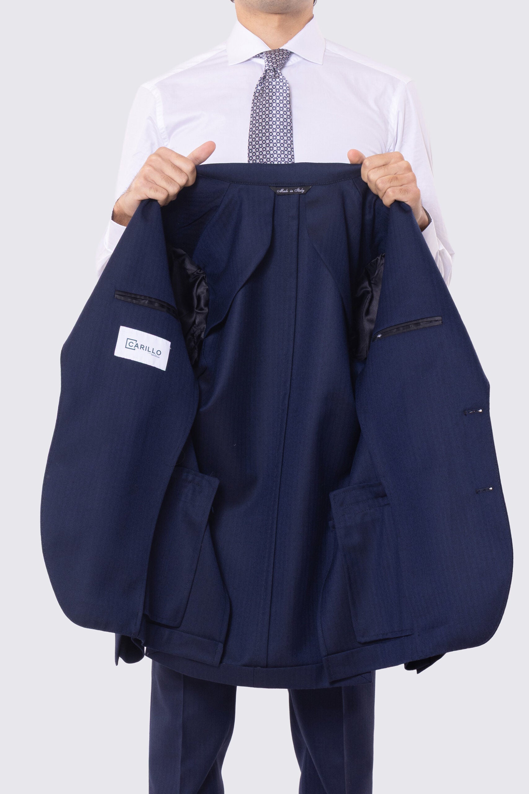 Abito blu spigato con giacca monopetto con rever a lancia e pantalone vita alta con fibbie laterali 100% lana Flanella Holland & Sherry
