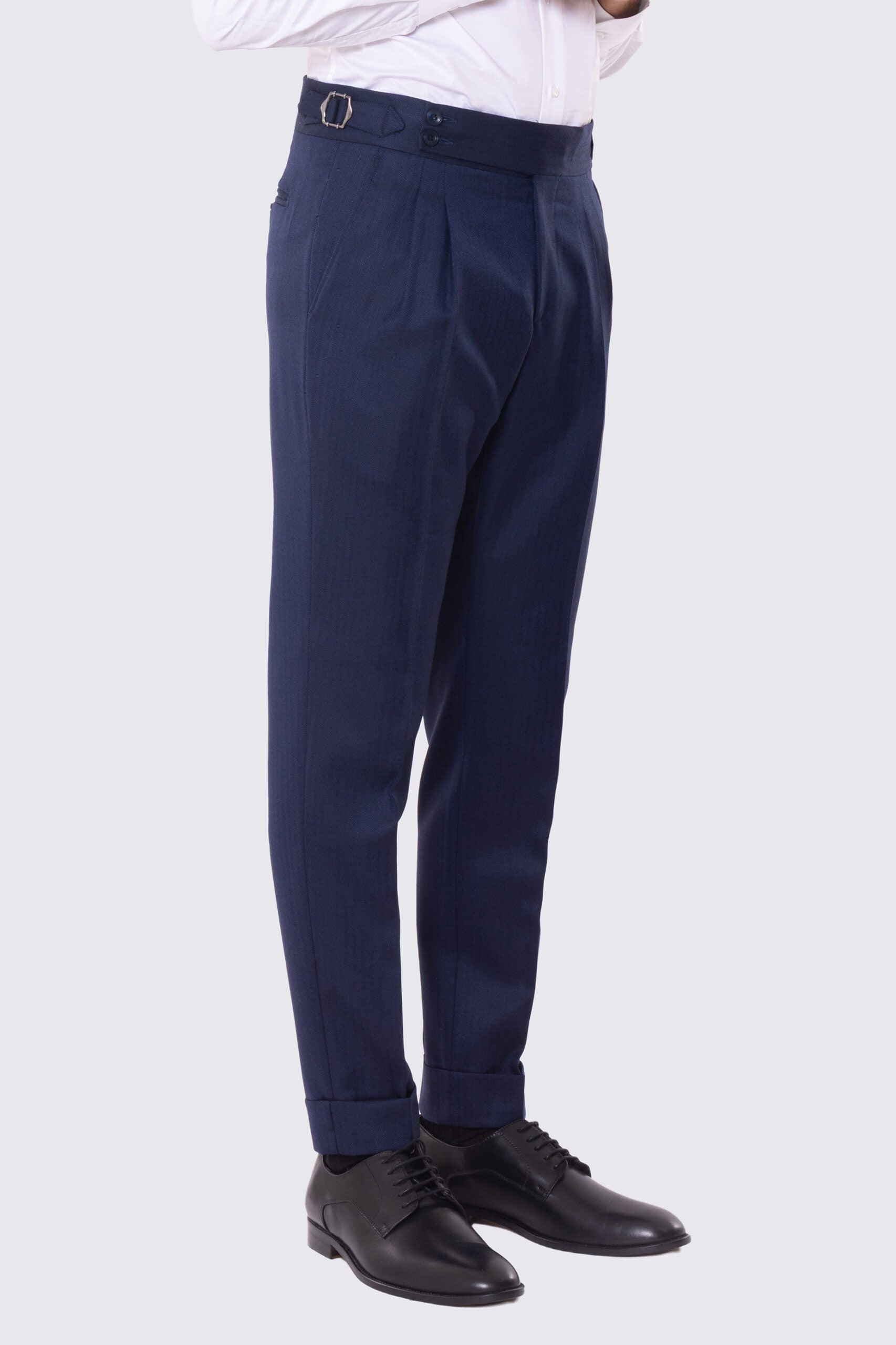 Abito blu spigato con giacca monopetto con rever a lancia e pantalone vita alta con fibbie laterali 100% lana Flanella Holland & Sherry