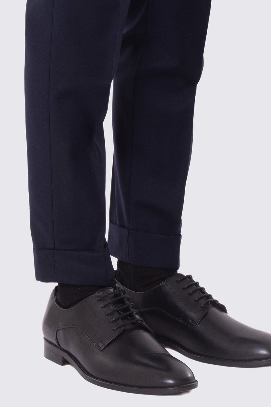 Abito blu notte con giacca monopetto rever a lancia tasche a filo e pantalone vita alta con fibbie laterali regolabili doppie pinces e risvolto 5cm 100% lana Flanella Carillo Drapers