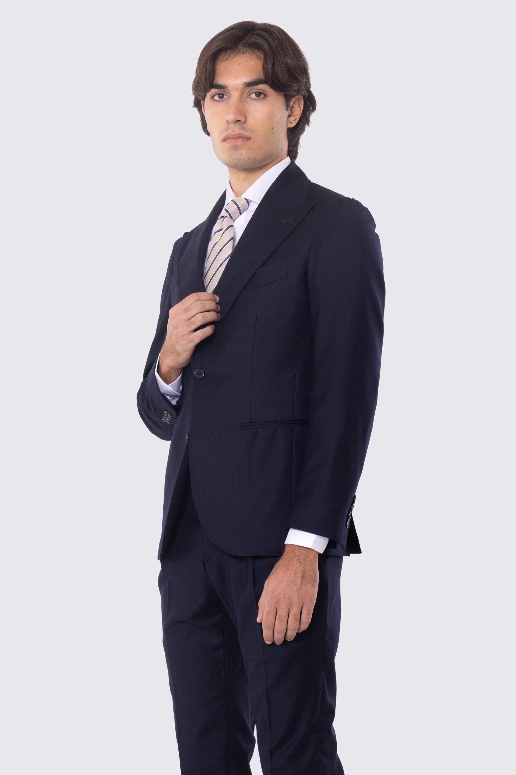 Abito blu notte con giacca monopetto rever a lancia tasche a filo e pantalone vita alta con fibbie laterali regolabili doppie pinces e risvolto 5cm 100% lana Flanella Carillo Drapers