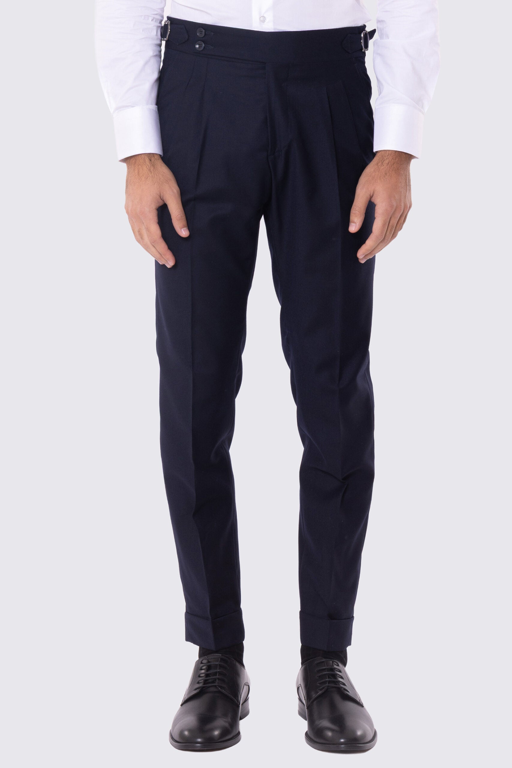 Abito blu notte con giacca monopetto rever a lancia tasche a filo e pantalone vita alta con fibbie laterali regolabili doppie pinces e risvolto 5cm 100% lana Flanella Carillo Drapers
