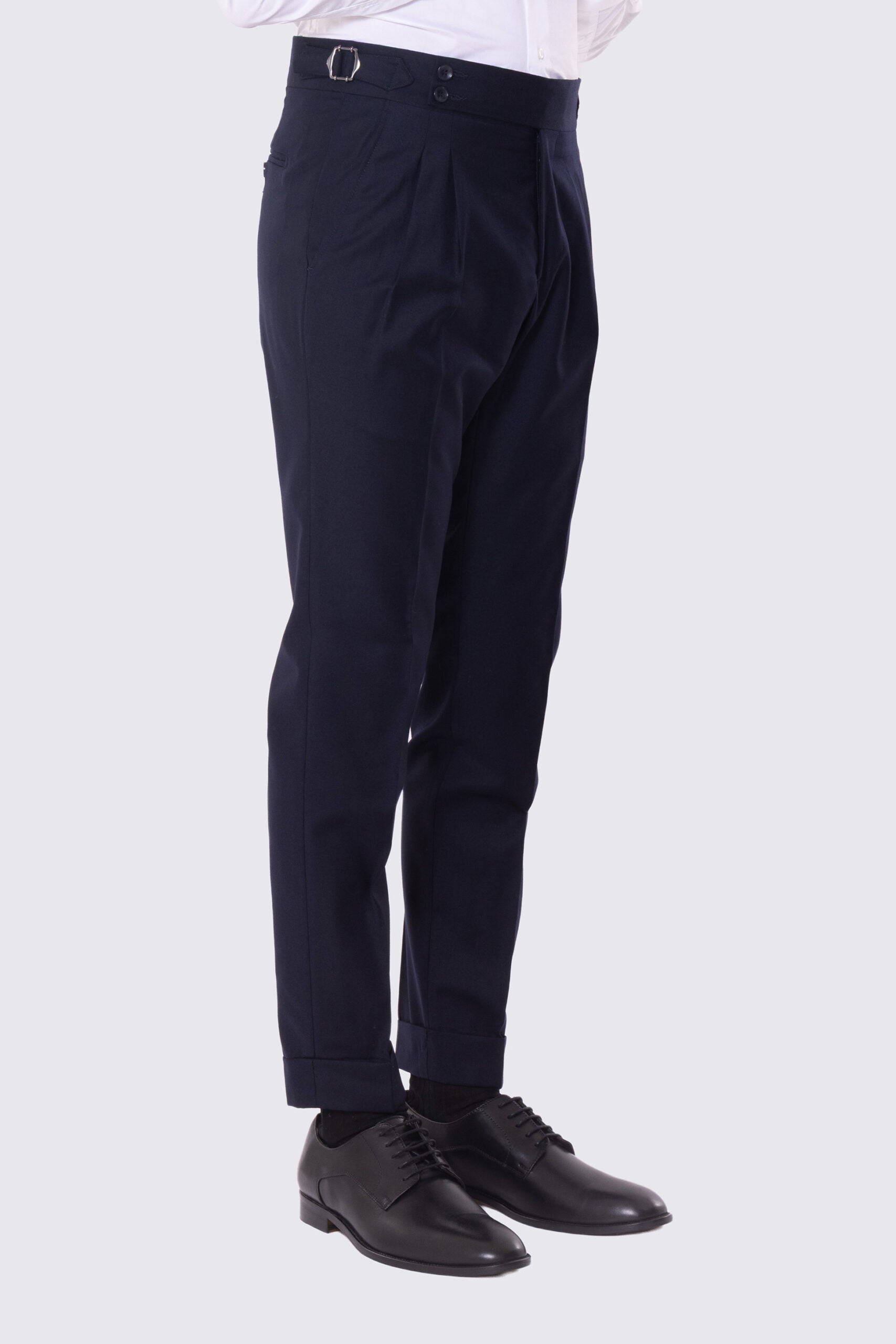 Abito blu notte con giacca monopetto rever a lancia tasche a filo e pantalone vita alta con fibbie laterali regolabili doppie pinces e risvolto 5cm 100% lana Flanella Carillo Drapers