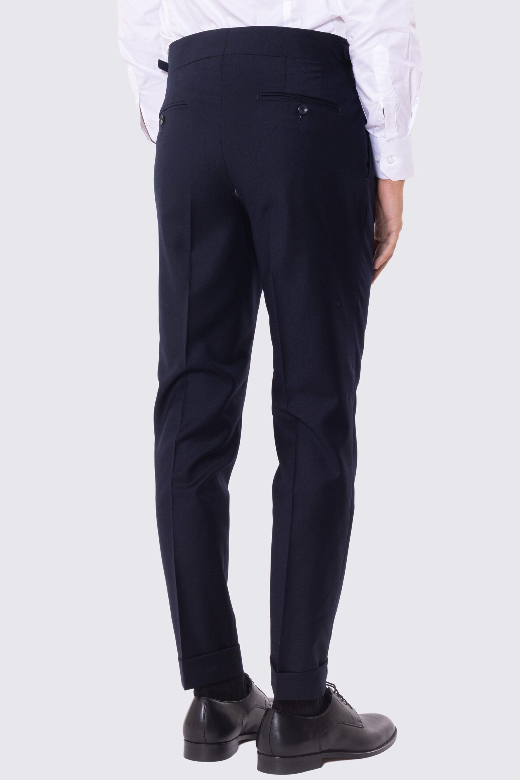 Abito blu notte con giacca monopetto rever a lancia tasche a filo e pantalone vita alta con fibbie laterali regolabili doppie pinces e risvolto 5cm 100% lana Flanella Carillo Drapers