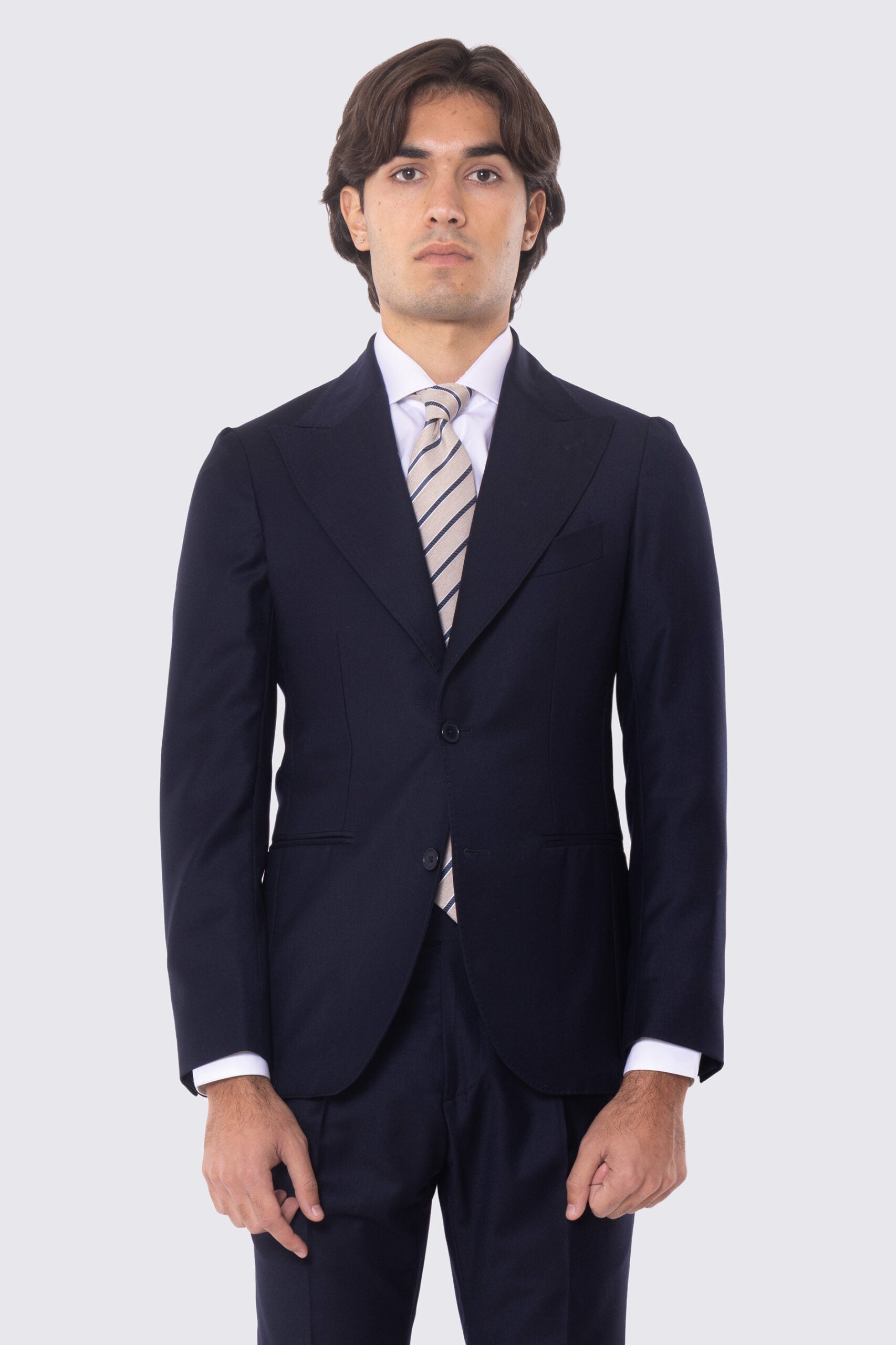 Abito blu notte con giacca monopetto rever a lancia tasche a filo e pantalone vita alta con fibbie laterali regolabili doppie pinces e risvolto 5cm 100% lana Flanella Carillo Drapers