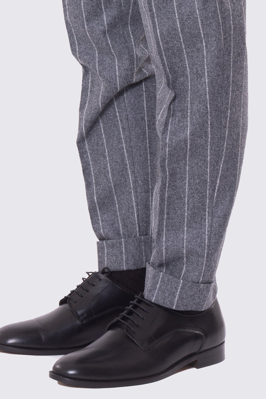 Abito uomo grigio gessato bianco con giacca Doppiopetto rever a lancia e tasche a filo e pantalone vita alta con doppia pinces e risvolto 5cm in pura lana Vitale Barberis Canonico