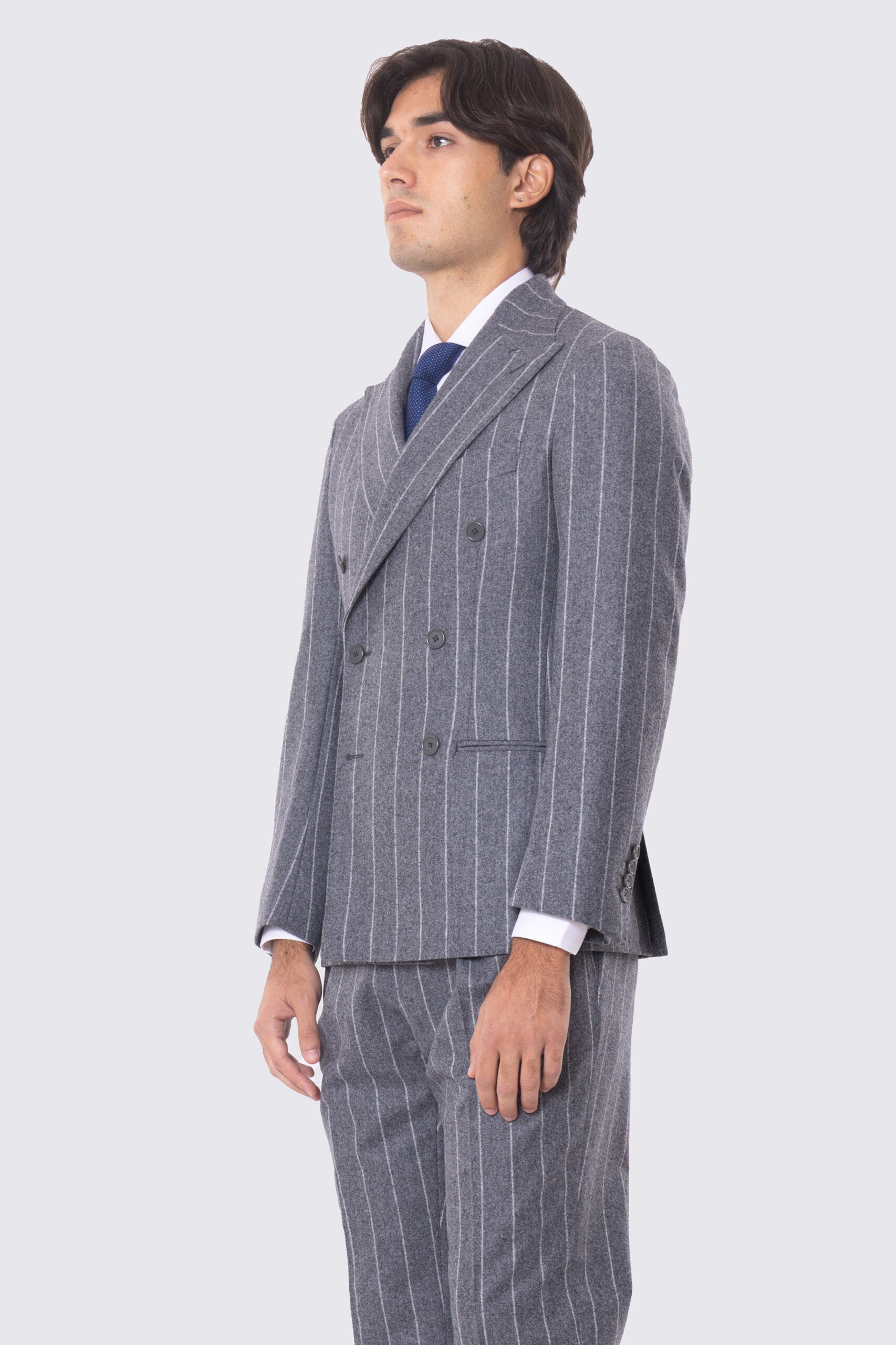 Abito uomo grigio gessato bianco con giacca Doppiopetto rever a lancia e tasche a filo e pantalone vita alta con doppia pinces e risvolto 5cm in pura lana Vitale Barberis Canonico