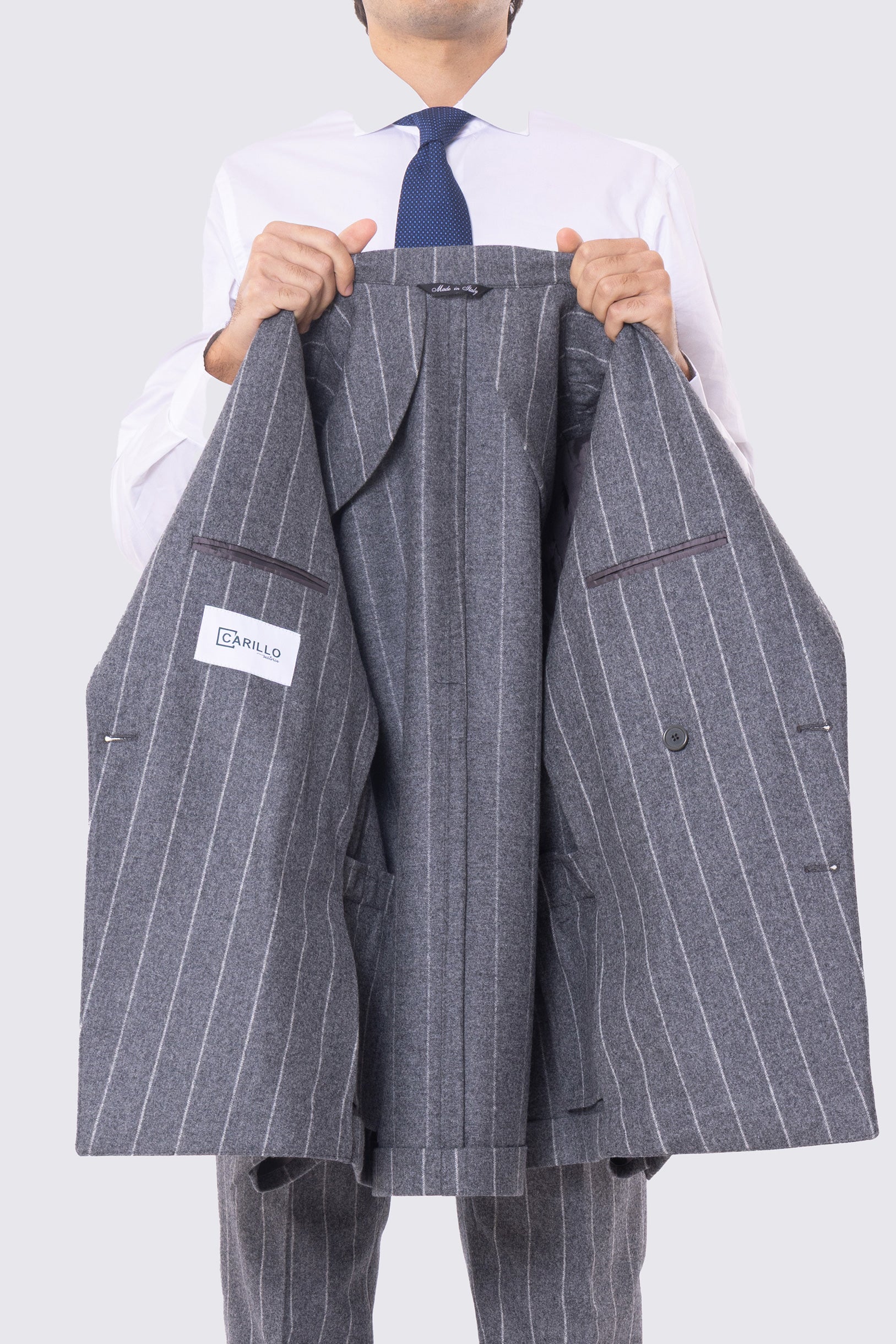 Abito uomo grigio gessato bianco con giacca Doppiopetto rever a lancia e tasche a filo e pantalone vita alta con doppia pinces e risvolto 5cm in pura lana Vitale Barberis Canonico