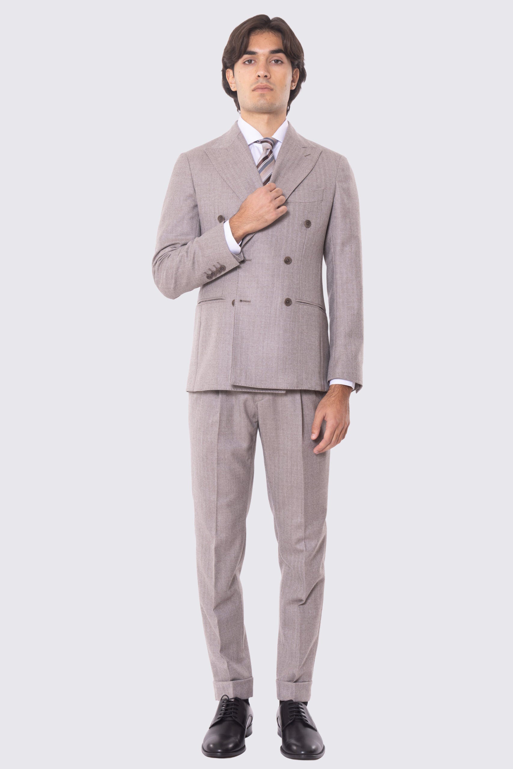 Abito Tortora con giacca Doppiopetto rever a lancia tasche a filo e pantalone vita alta con doppia pinces e risvolto 5cm 100% lana Flanella Carillo Drapers