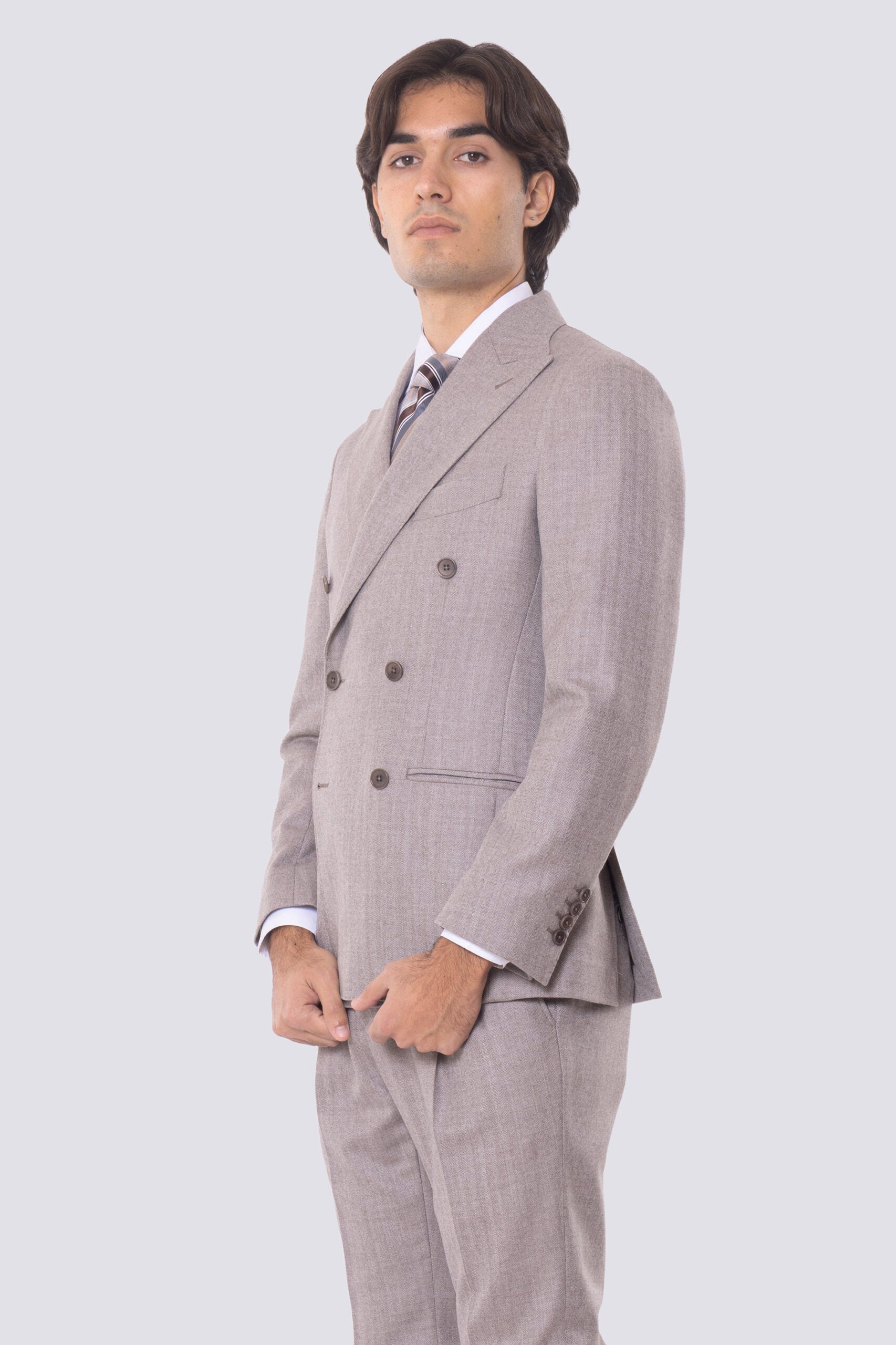 Abito Tortora con giacca Doppiopetto rever a lancia tasche a filo e pantalone vita alta con doppia pinces e risvolto 5cm 100% lana Flanella Carillo Drapers