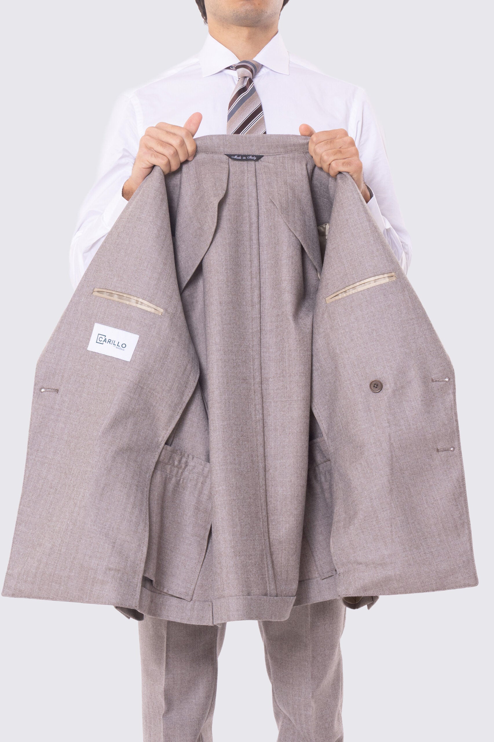 Abito Tortora con giacca Doppiopetto rever a lancia tasche a filo e pantalone vita alta con doppia pinces e risvolto 5cm 100% lana Flanella Carillo Drapers