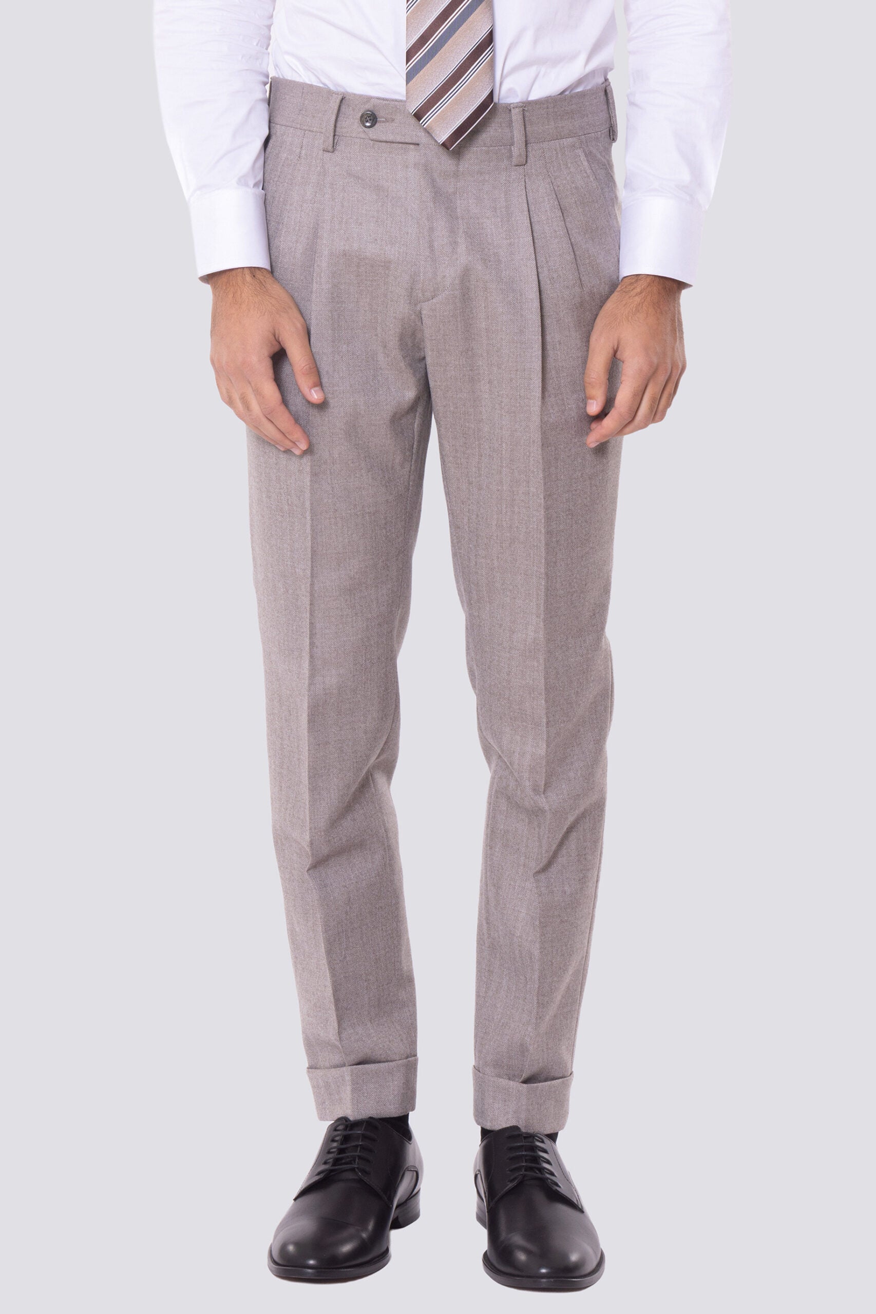 Abito Tortora con giacca Doppiopetto rever a lancia tasche a filo e pantalone vita alta con doppia pinces e risvolto 5cm 100% lana Flanella Carillo Drapers