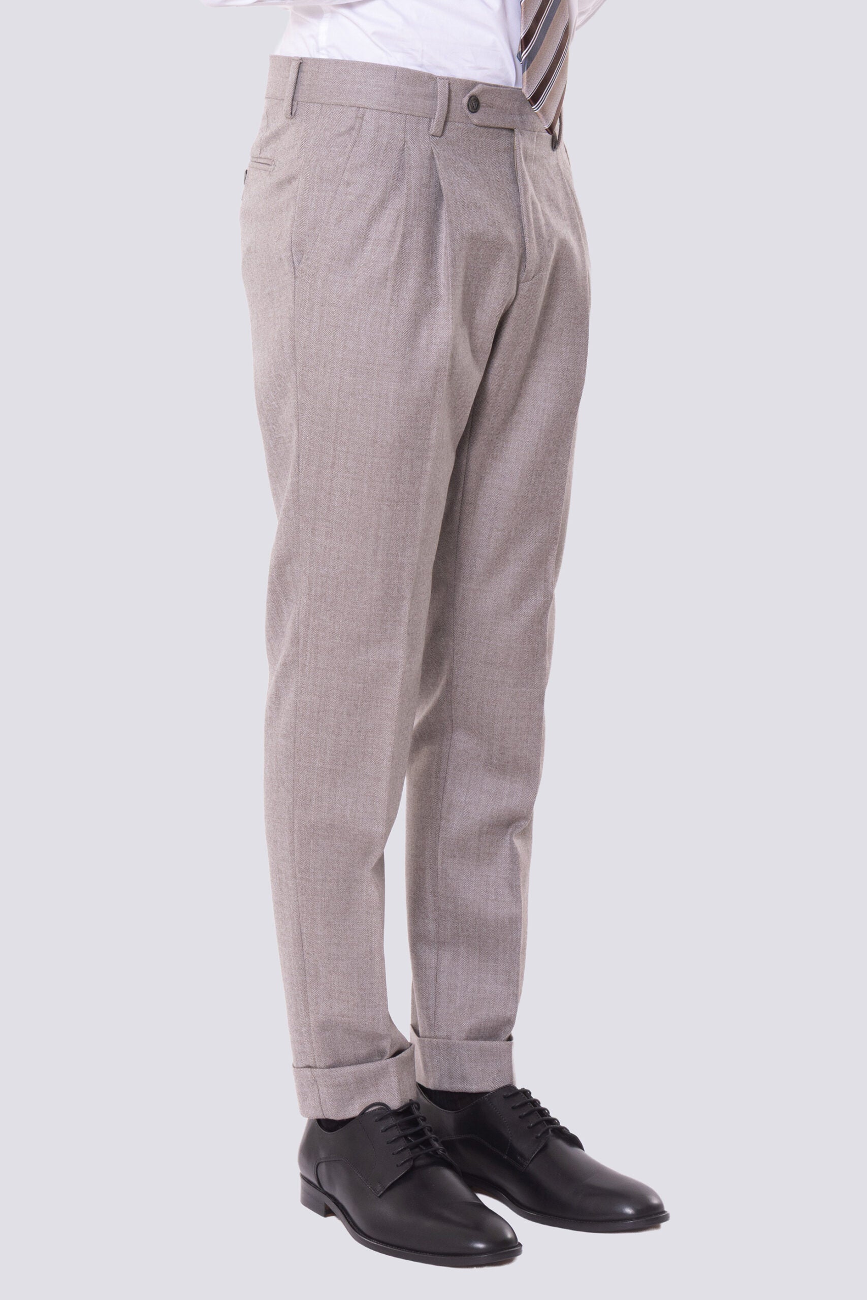 Abito Tortora con giacca Doppiopetto rever a lancia tasche a filo e pantalone vita alta con doppia pinces e risvolto 5cm 100% lana Flanella Carillo Drapers