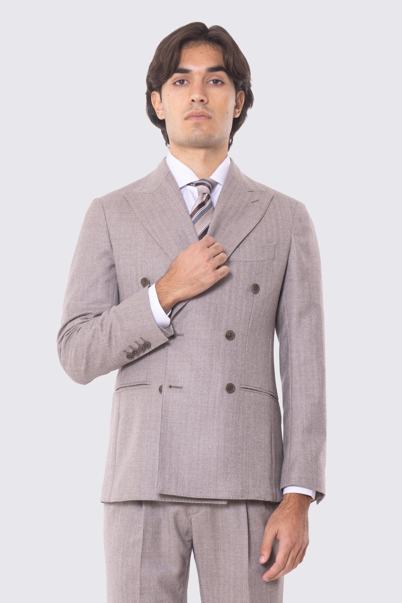 Abito Tortora con giacca Doppiopetto rever a lancia tasche a filo e pantalone vita alta con doppia pinces e risvolto 5cm 100% lana Flanella Carillo Drapers