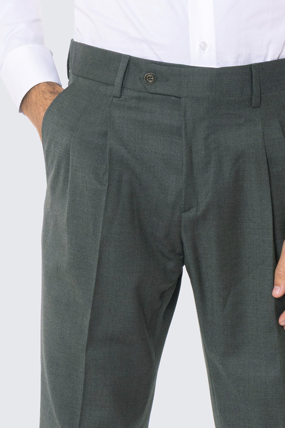 Grüner Anzug mit zweireihigem Jackett, steigendem Revers, Leistentaschen und High-Waist-Hose mit doppelten Bundfalten und 5 cm Aufschlag, 100 % Wolle Flanell Carillo Drapers