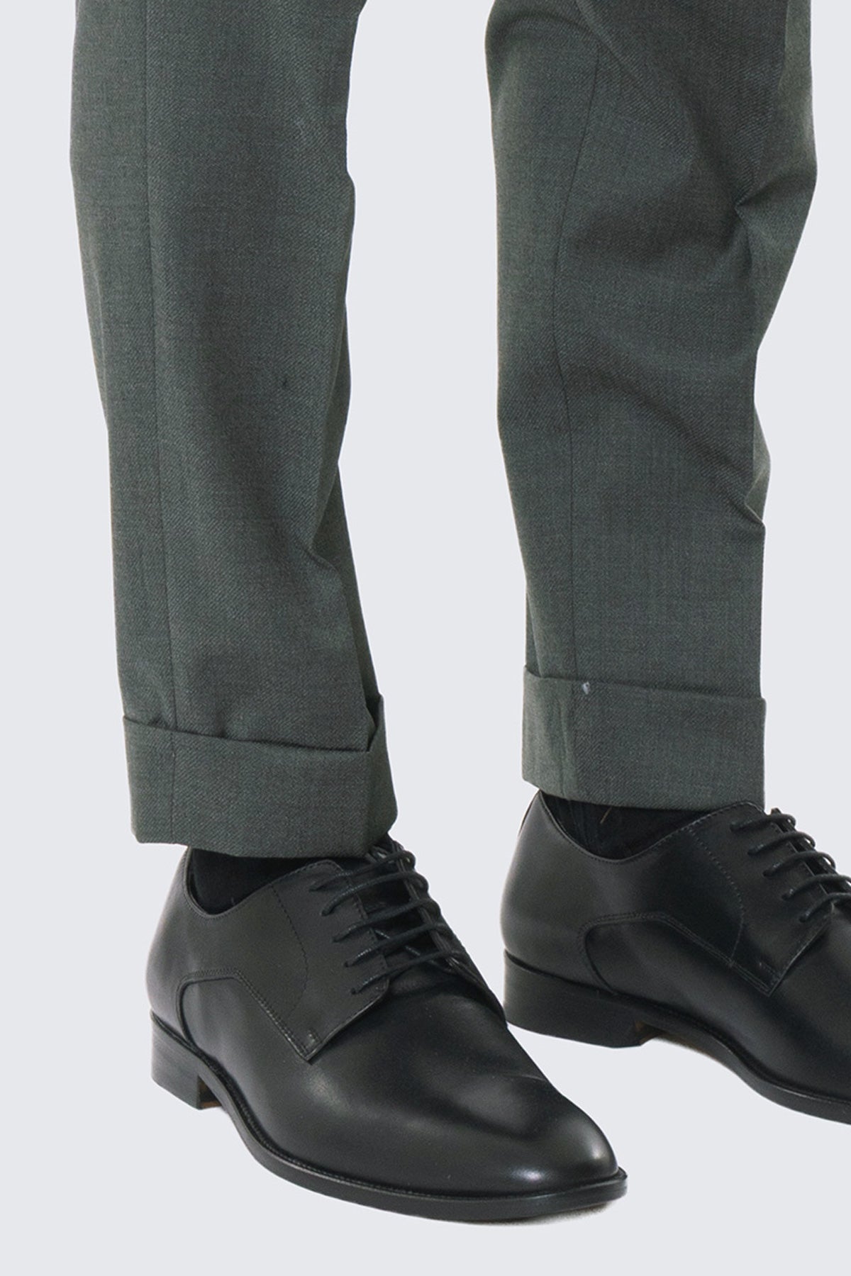 Grüner Anzug mit zweireihigem Jackett, steigendem Revers, Leistentaschen und High-Waist-Hose mit doppelten Bundfalten und 5 cm Aufschlag, 100 % Wolle Flanell Carillo Drapers