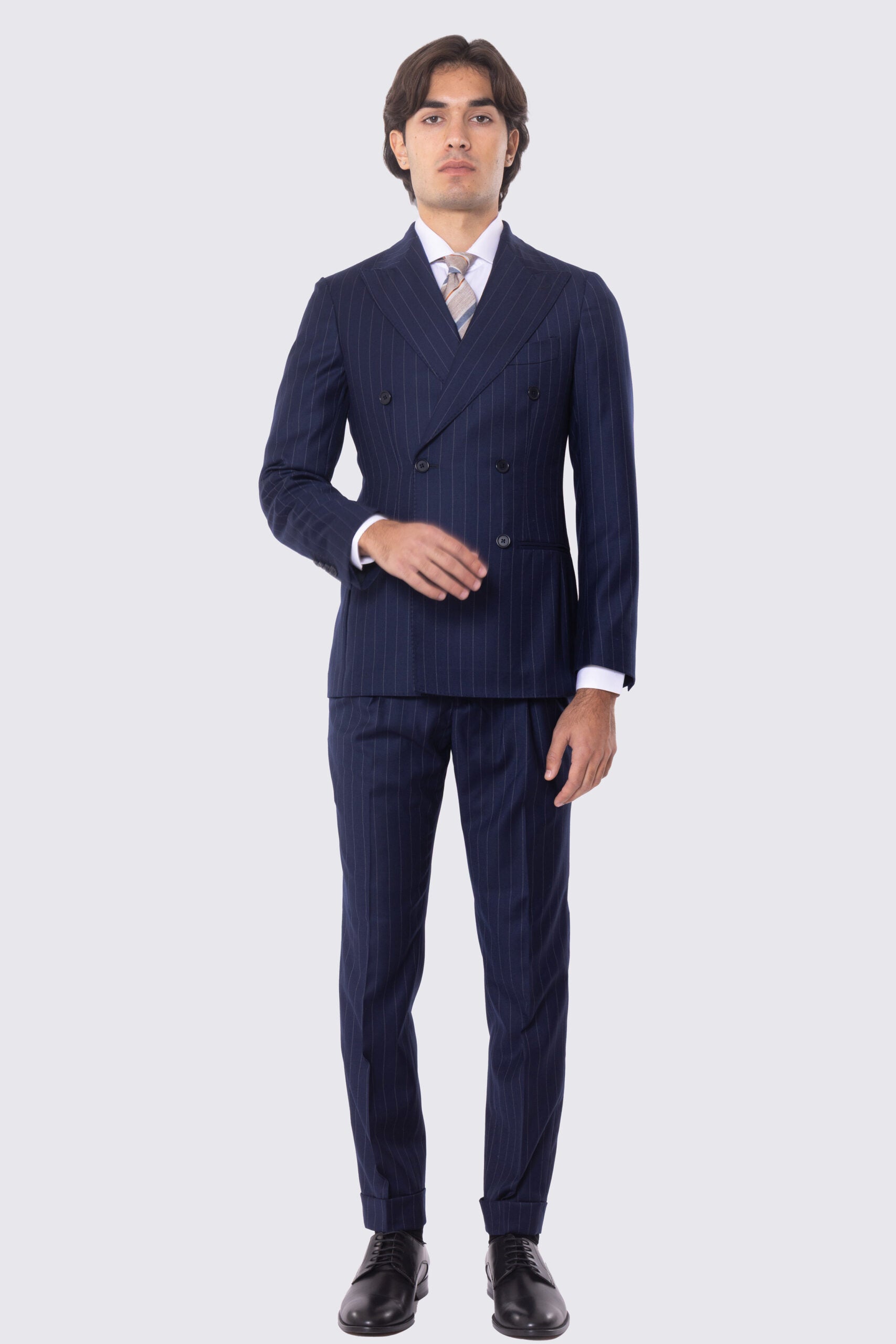 Abito blu gessato bianco con giacca Doppiopetto rever a lancia tasche a filo e pantalone vita alta con doppia pinces e risvolto 5cm 100% lana Flanella Carillo Drapers