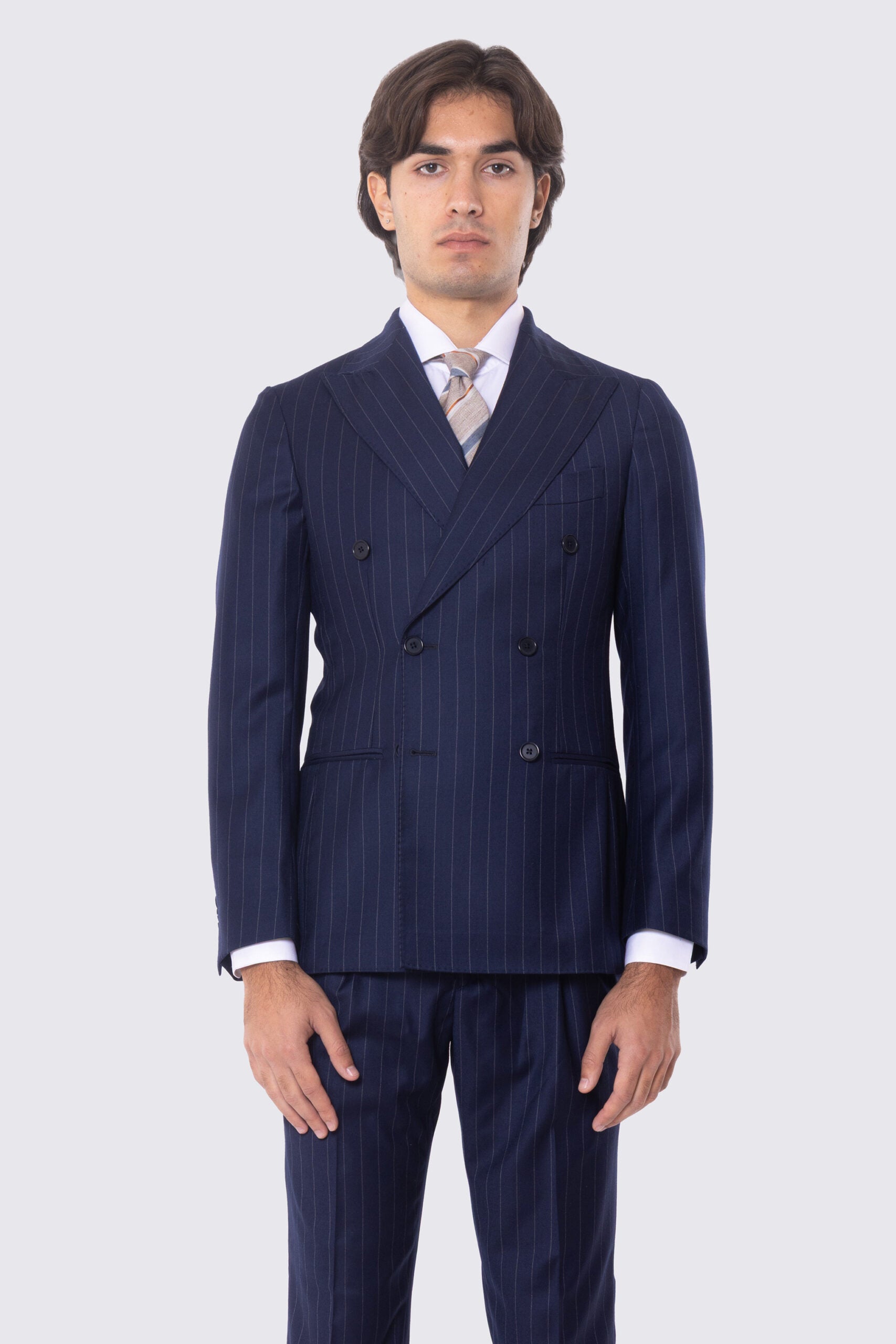 Abito blu gessato bianco con giacca Doppiopetto rever a lancia tasche a filo e pantalone vita alta con doppia pinces e risvolto 5cm 100% lana Flanella Carillo Drapers