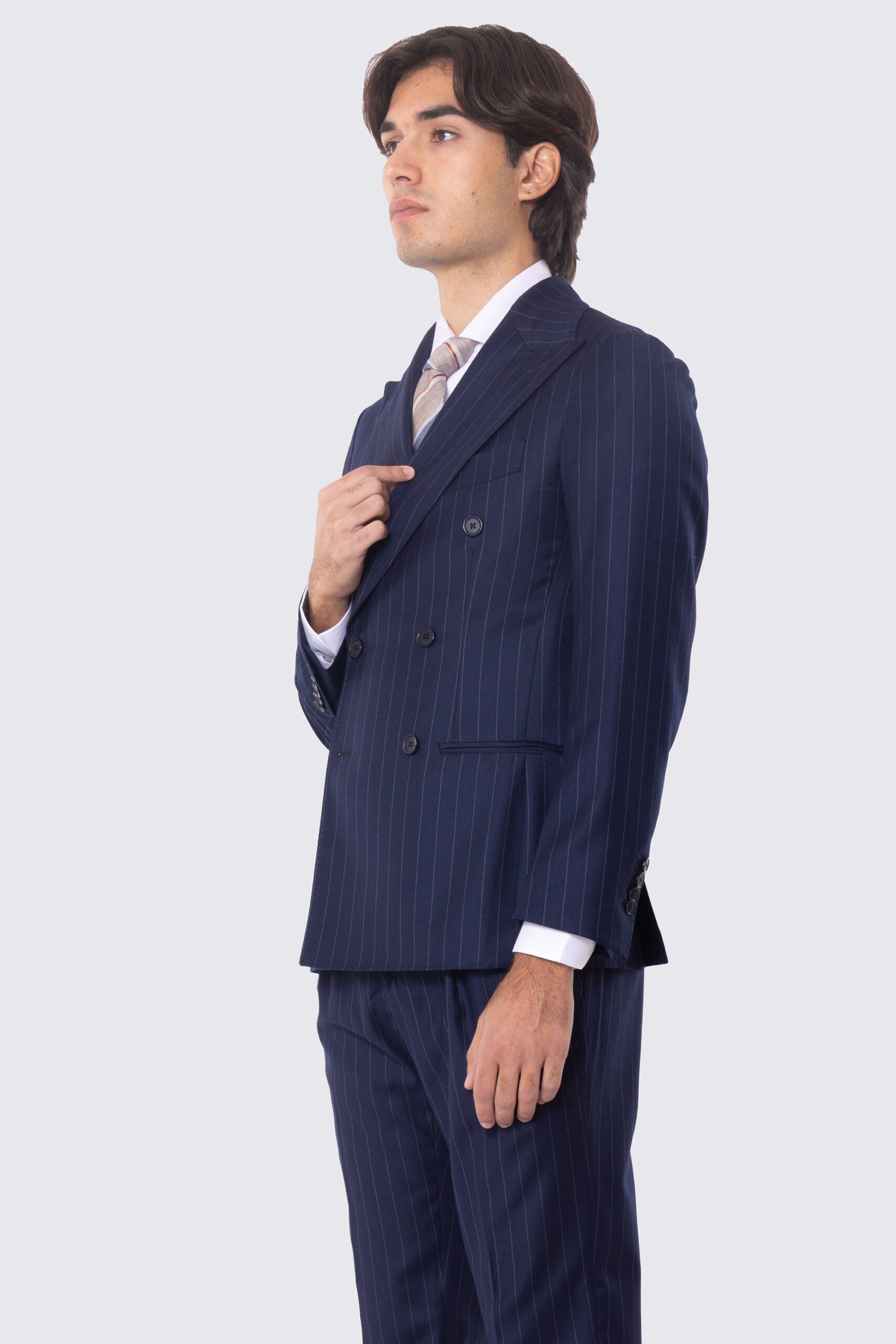 Abito blu gessato bianco con giacca Doppiopetto rever a lancia tasche a filo e pantalone vita alta con doppia pinces e risvolto 5cm 100% lana Flanella Carillo Drapers