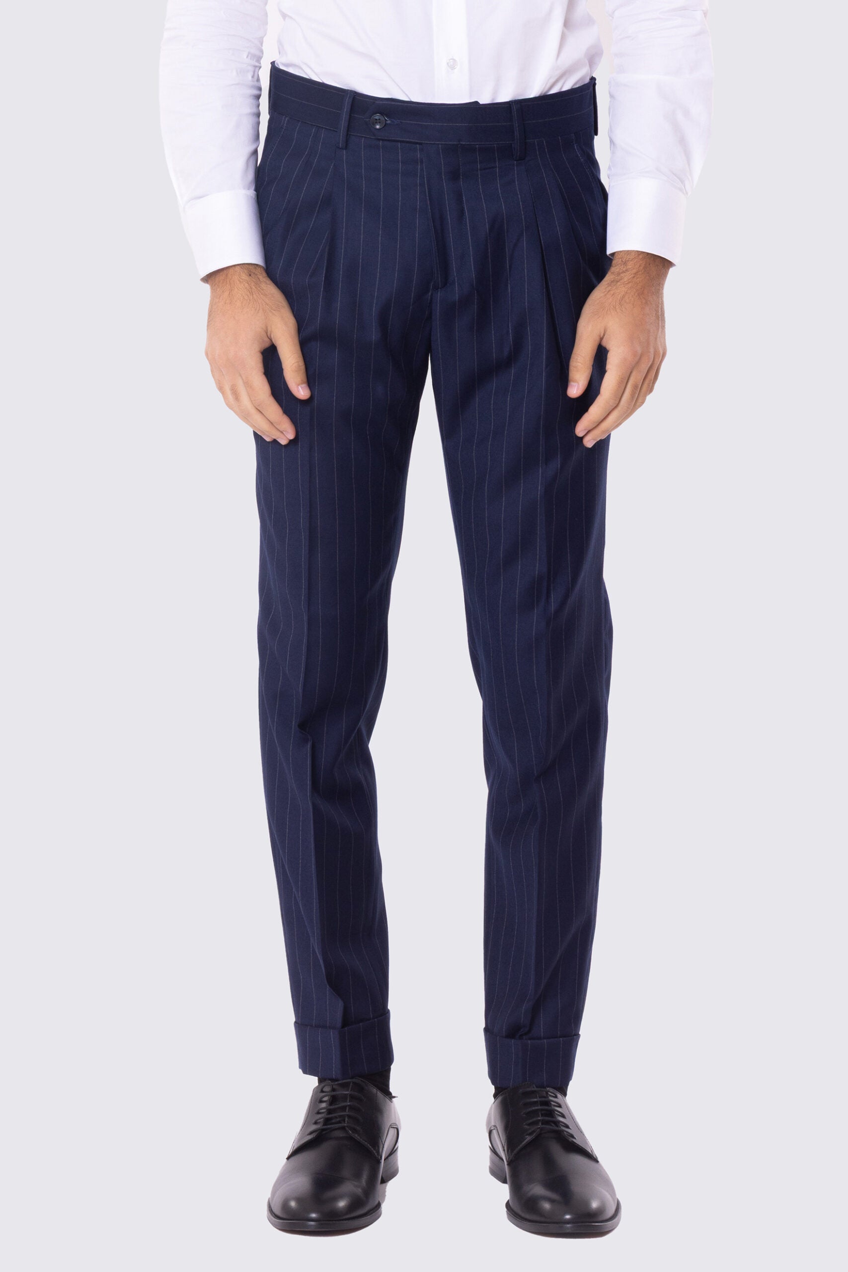 Abito blu gessato bianco con giacca Doppiopetto rever a lancia tasche a filo e pantalone vita alta con doppia pinces e risvolto 5cm 100% lana Flanella Carillo Drapers