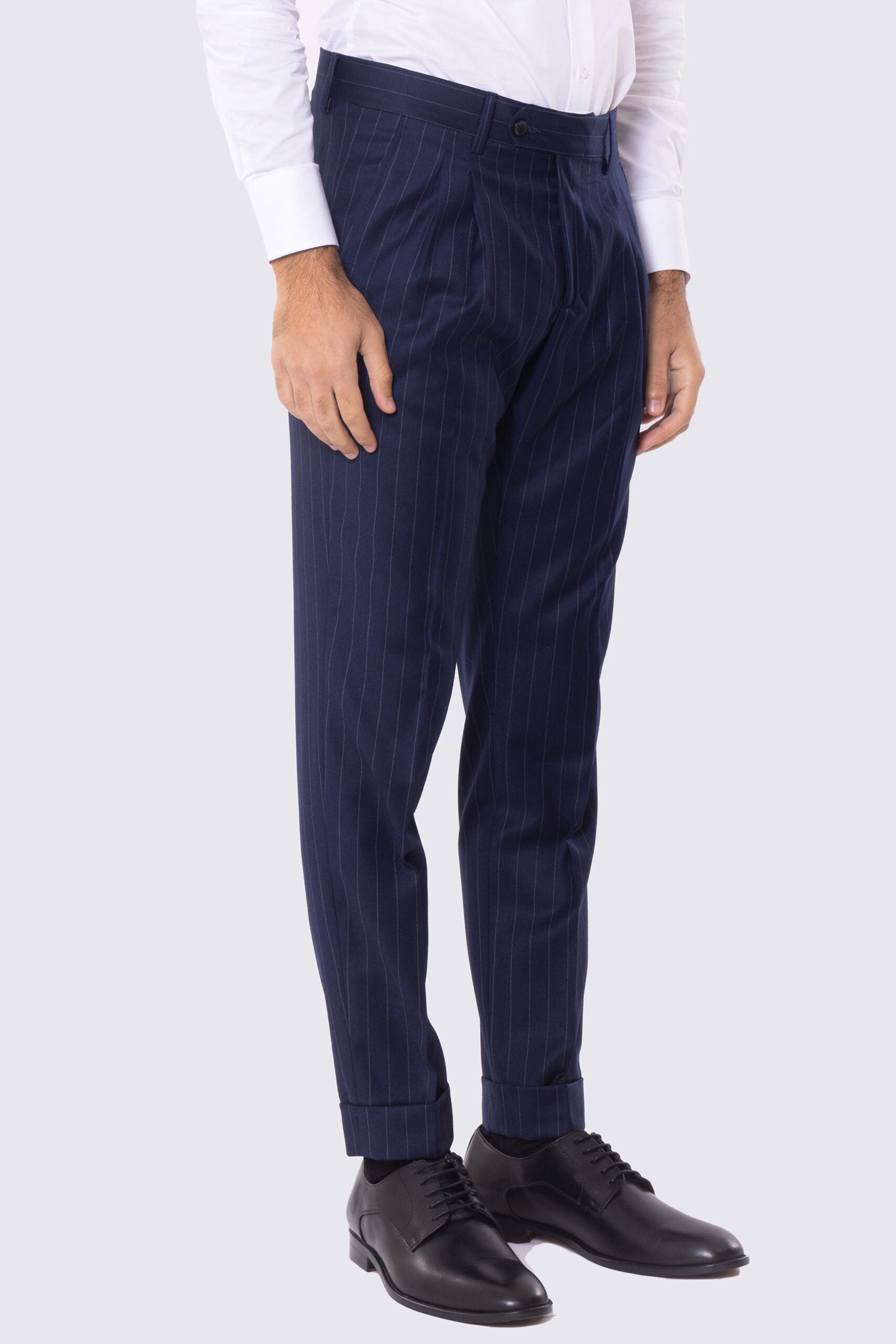 Abito blu gessato bianco con giacca Doppiopetto rever a lancia tasche a filo e pantalone vita alta con doppia pinces e risvolto 5cm 100% lana Flanella Carillo Drapers