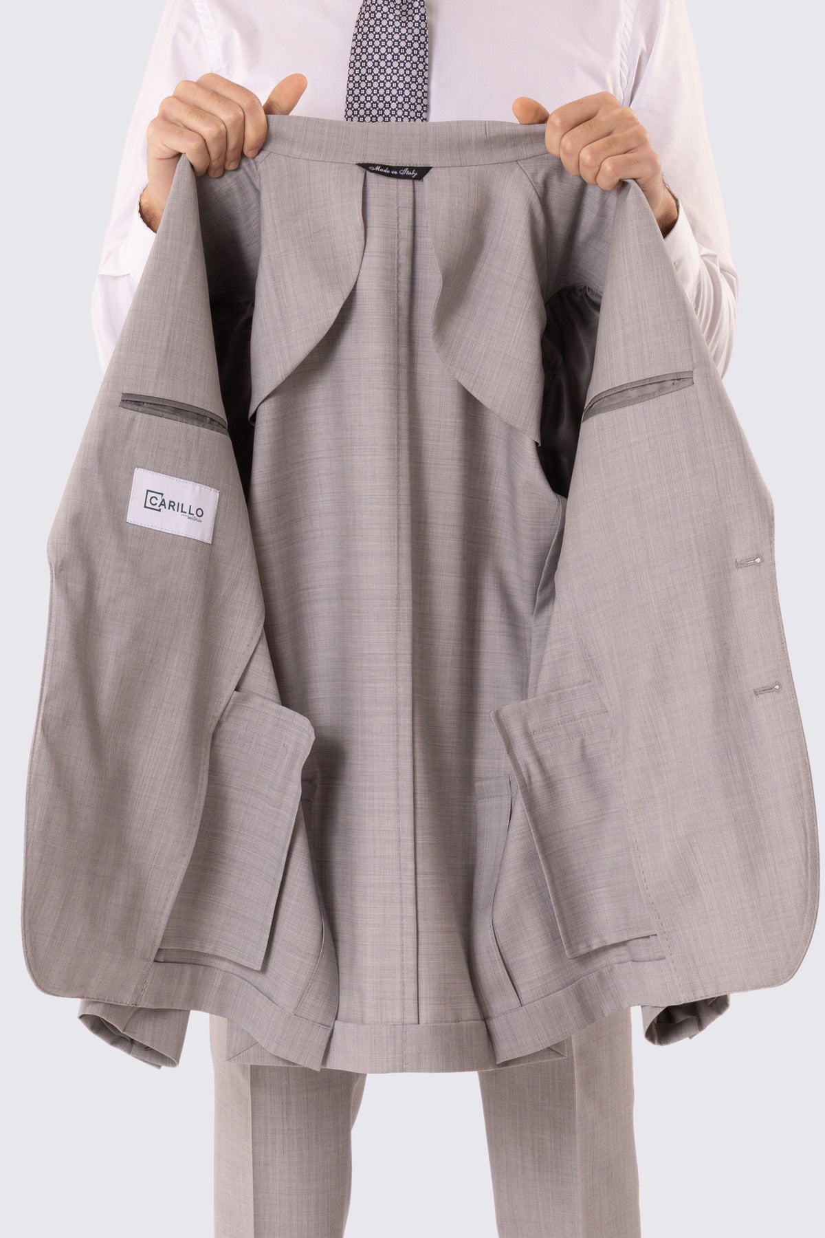 Abito uomo Monopetto grigio chiaro fresco lana super 110's Tessuti in esclusiva Sartoria Carillo completamente sfoderato con Rever a lancia e tasche a filetto