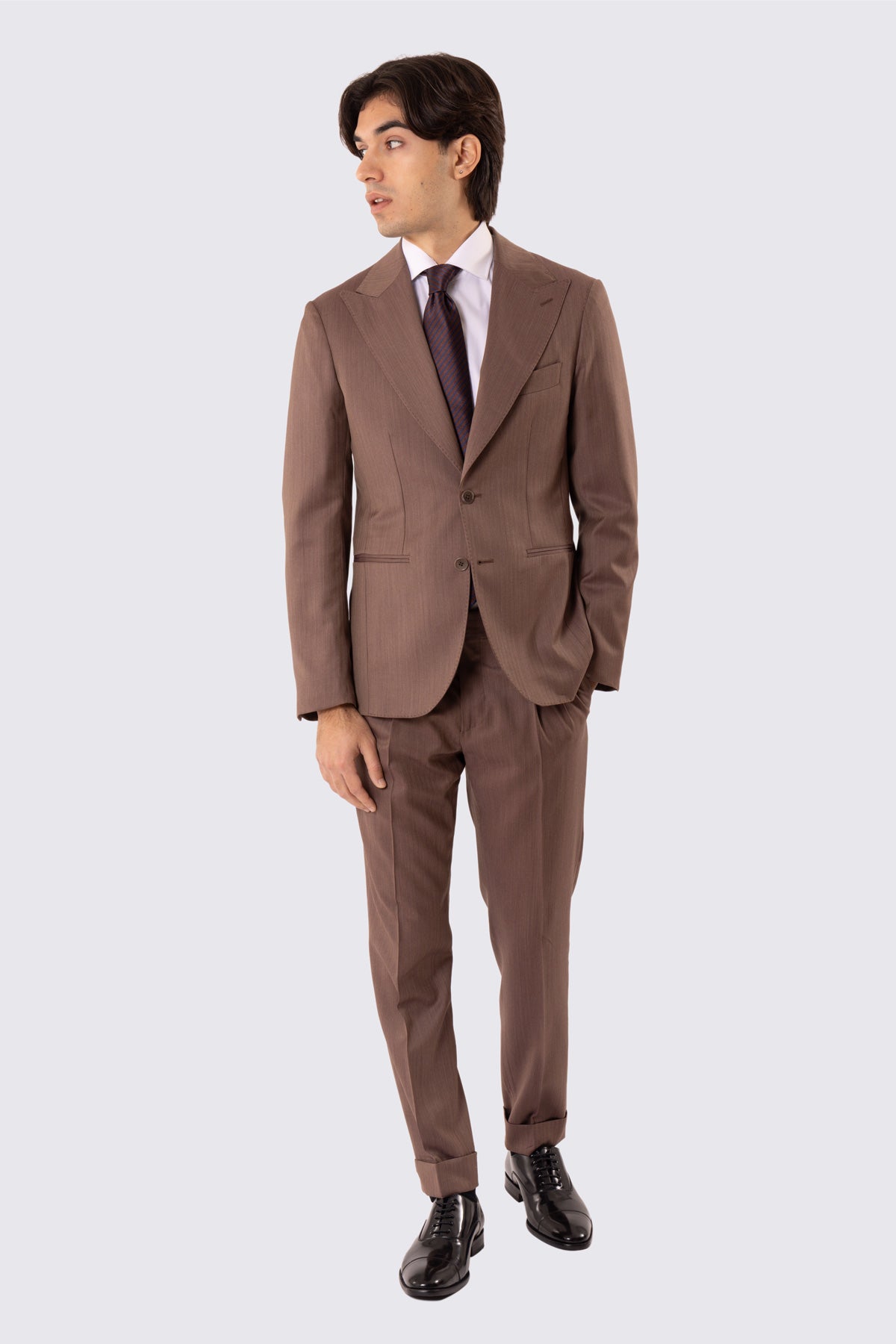Abito uomo Monopetto Marrone Solaro fresco lana super 110's Tessuti in esclusiva Sartoria Carillo completamente sfoderato con Rever a lancia e tasche a filetto