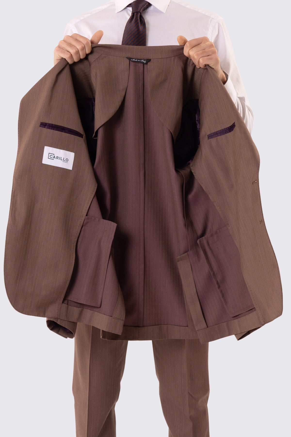 Abito uomo Monopetto Marrone Solaro fresco lana super 110's Tessuti in esclusiva Sartoria Carillo completamente sfoderato con Rever a lancia e tasche a filetto