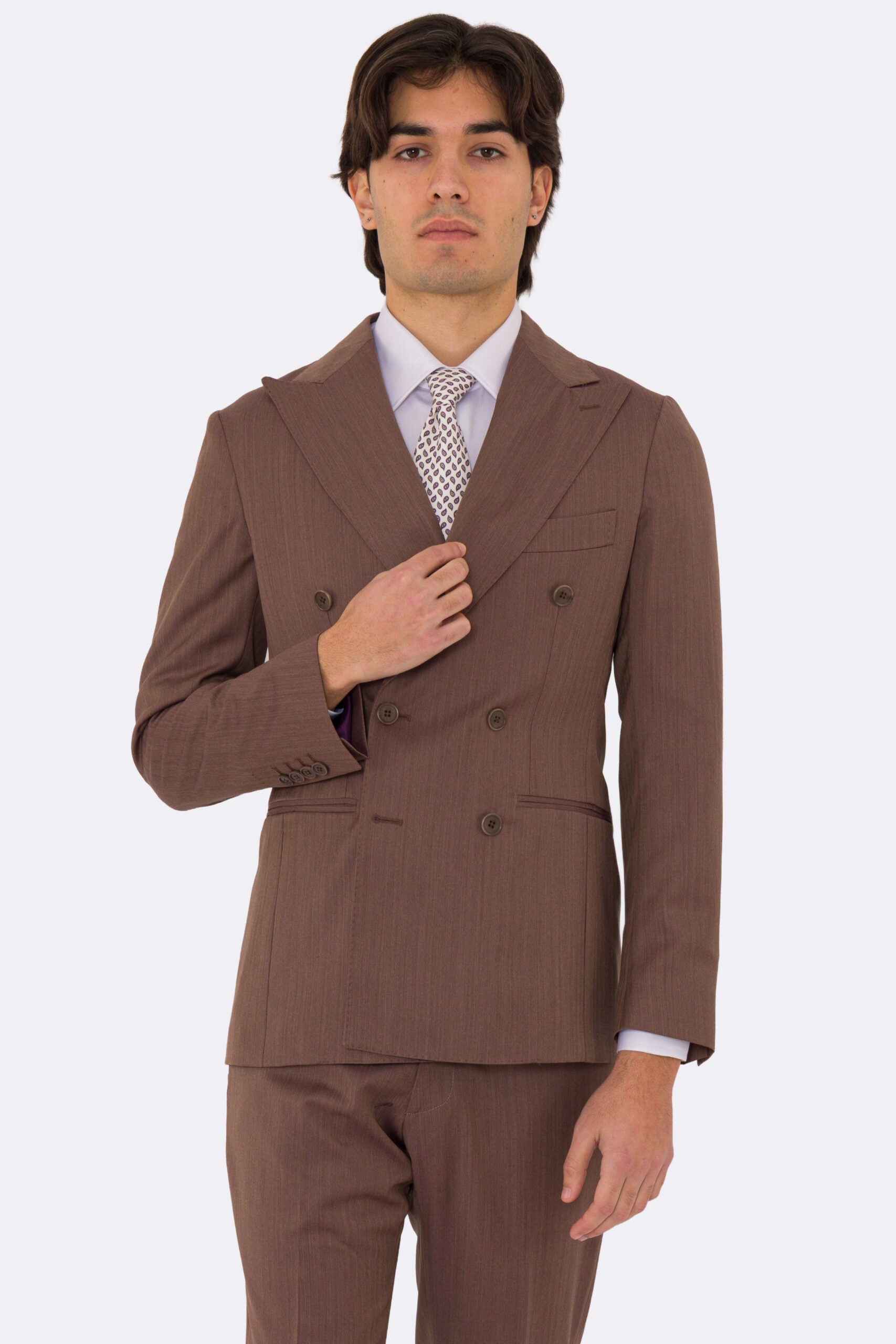 Abito uomo Doppiopetto Marrone Solaro fresco lana super 110's Tessuti in esclusiva Sartoria Carillo completamente sfoderato con Rever a lancia e tasche a filetto.